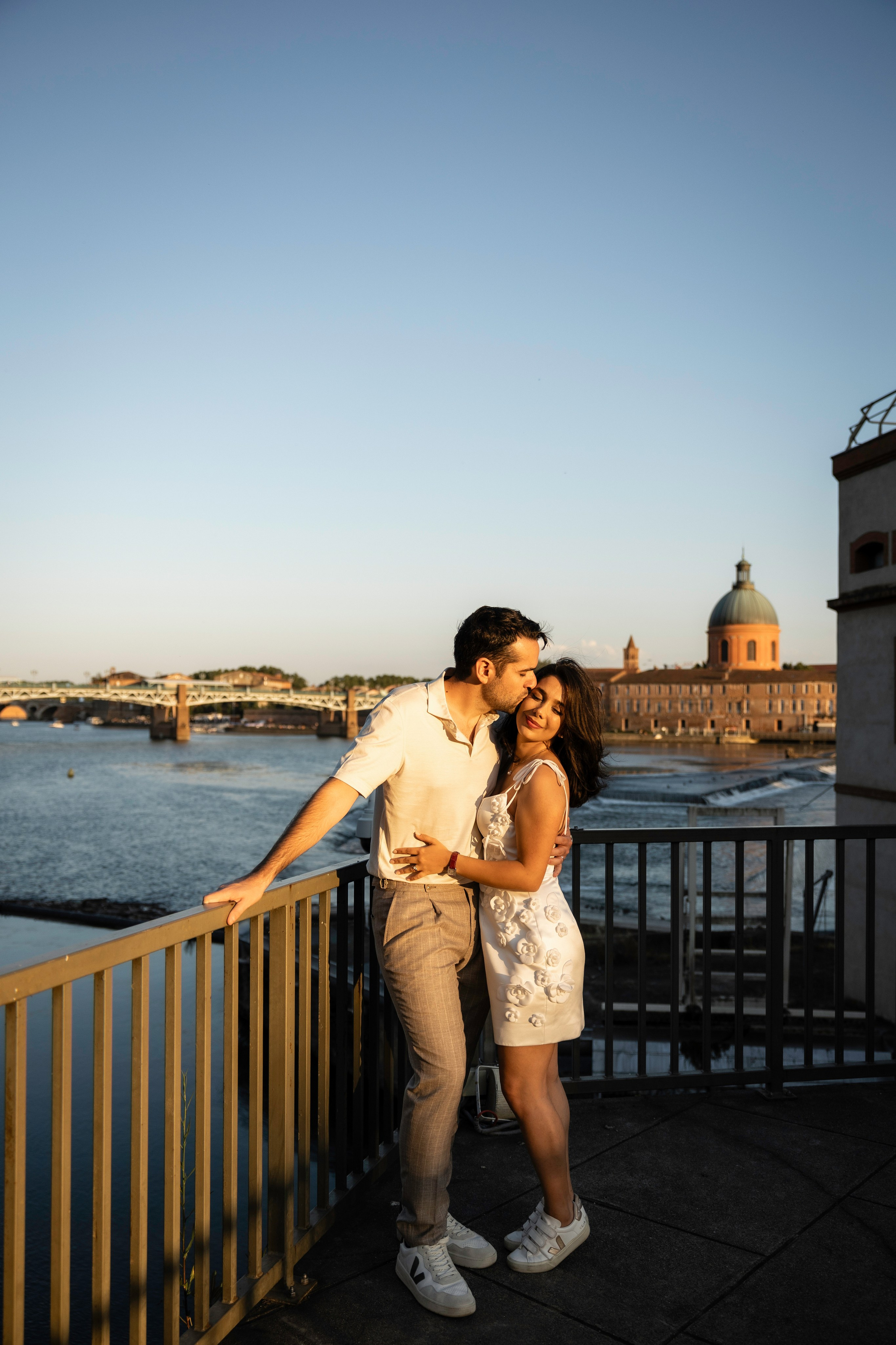 Séance fiançailles au bord de la Garonne: Un voyage romantique à Toulouse. Eugénie Smirnova — Photographe à Toulouse et dans le Sud-Ouest