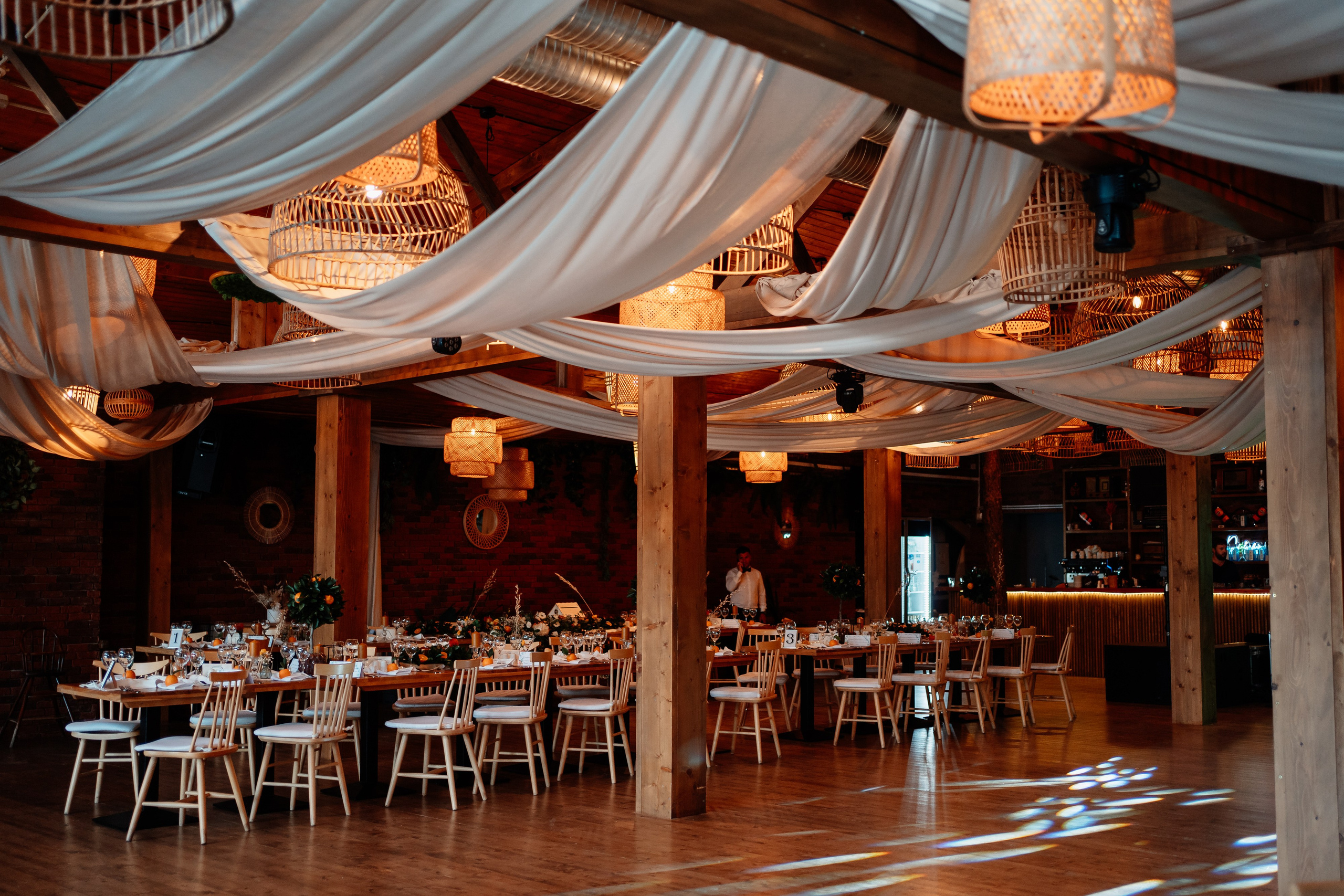 Moment emoționant între miri în ziua nunții, surprins într-un cadru natural și romantic, la Daimon Events. Fotografie de nuntă profesională, editată artistic pentru a evidenția emoția și eleganța evenimentului.