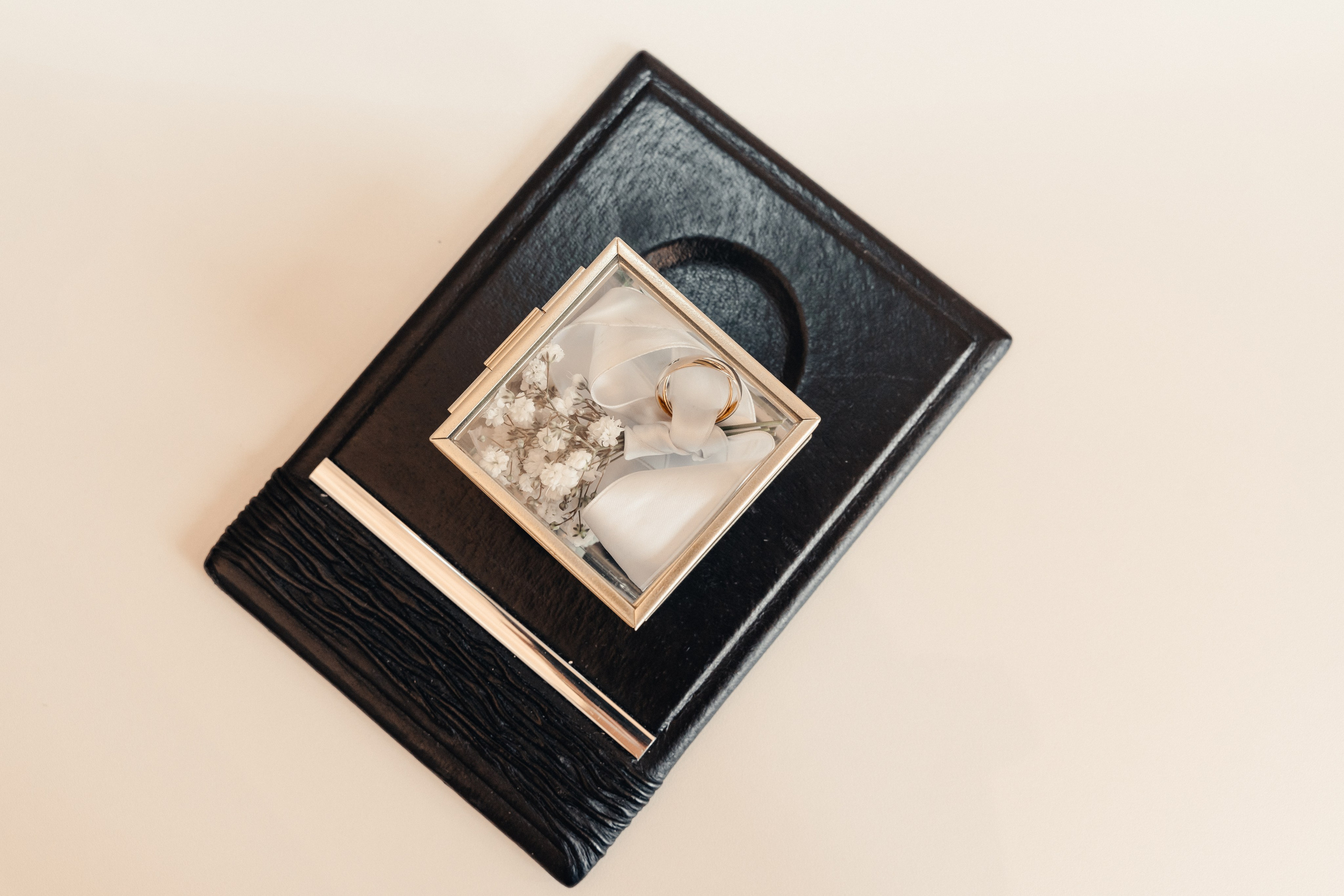 D & M im Restaurant Elfrather Mühle. Hochzeitsfotograf für Moers, Niederrhein, Düsseldorf, NRW und Deutschland