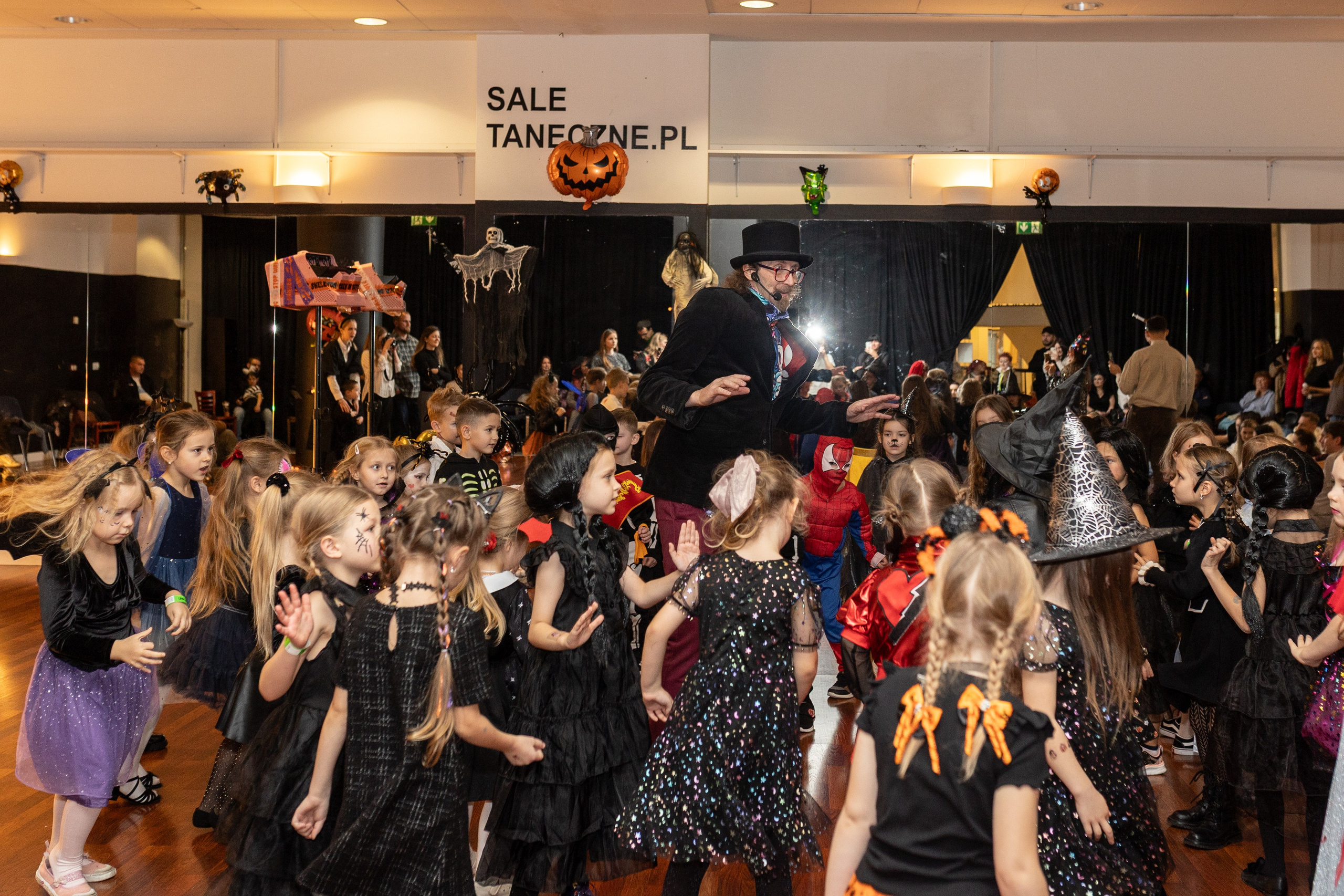 Leo dance studio Helloween 2025. Семейный и детский фотограф в Варшаве Мила Бобровская