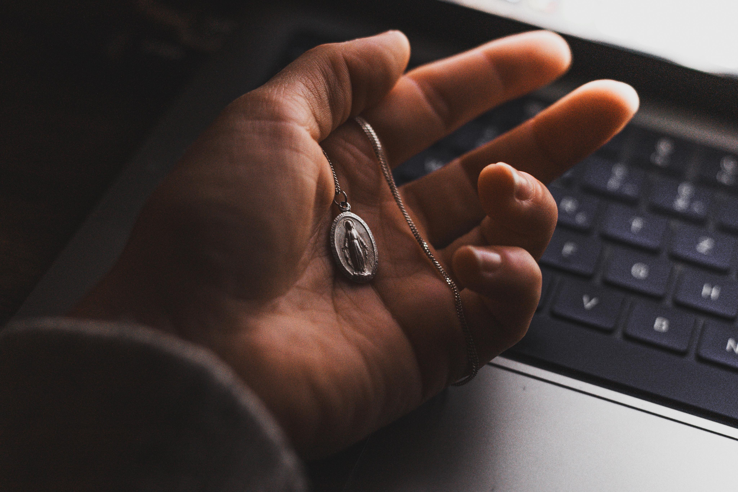 Víra v cokoliv, co ti pomáhá je síla, která tě drží nad vodou, i když se topíš. Dana Lišková — Empathetic Photographer | Introspective Artist |Neurodivergent Coach | Founder of Artepy.cz