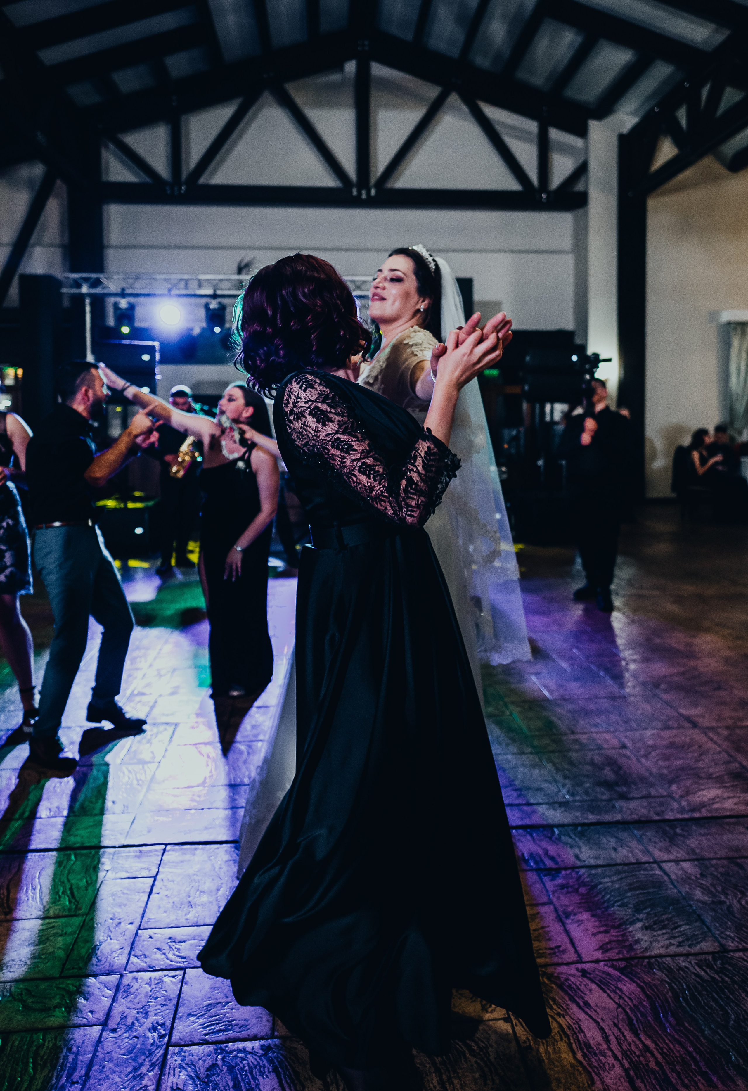 Fotograf profesionist de nuntă. Cu o abordare creativă și tehnici unice, spunem povestea voastră prin imagini pline de iubire și naturalețe. Descoperă arta fotografiei de nuntă . Fotograf Iasi, fotograf de nunta Suceava. Fotografii de nuntă. Pachet fotografii de nuntă. Fotograf Iasi, fotograf Suceava, fotograf Botosani, fotograf Romania. Servicii foto nuntă. Servicii foto-video.