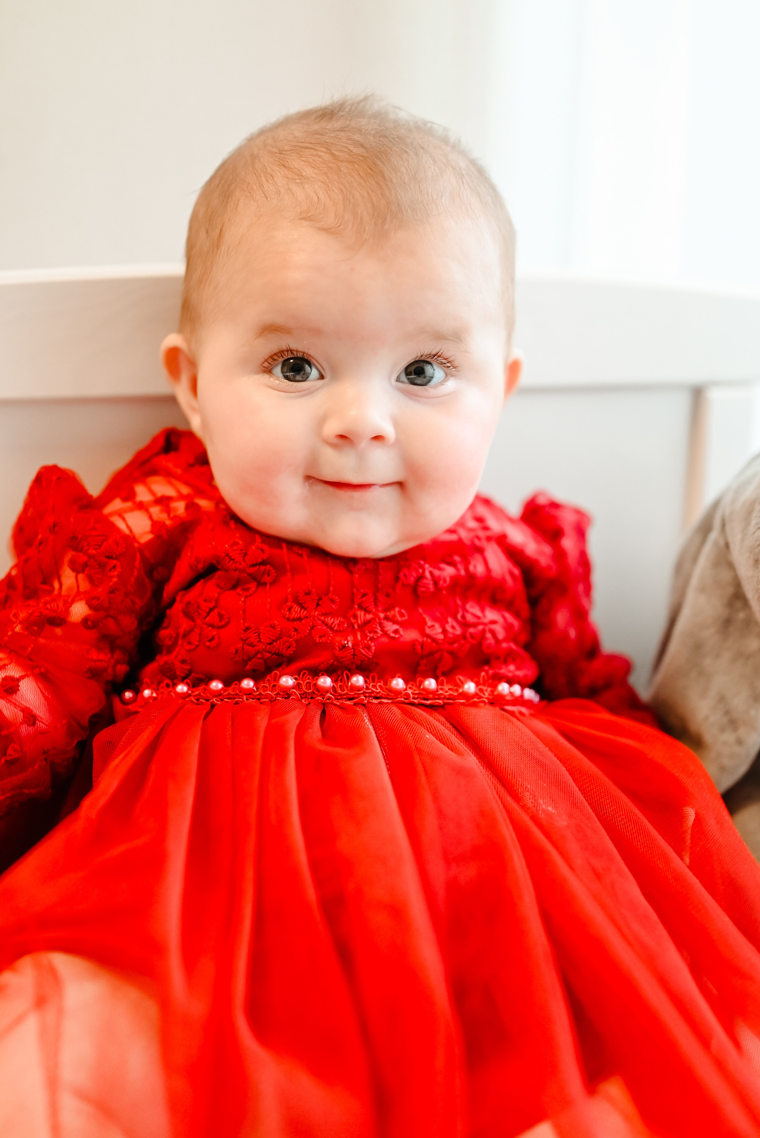 Bebeluș în straie de botez – imagine realizată de Ana Maria Drăgan