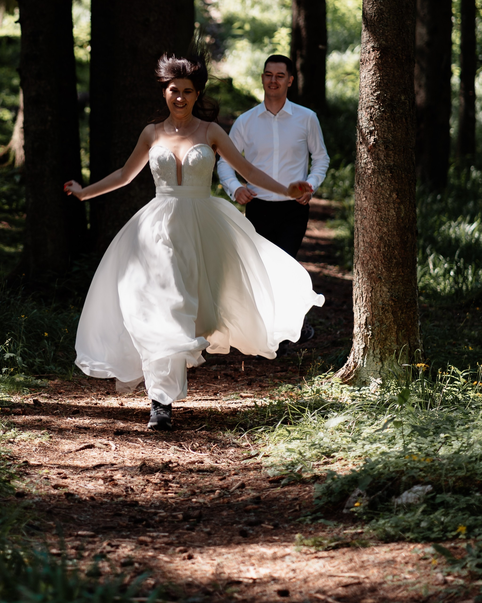 Moment emoționant între miri în ziua nunții, surprins într-un cadru natural și romantic, la Lacul Bolboci. Fotografie de nuntă profesională, editată artistic pentru a evidenția emoția și eleganța evenimentului.