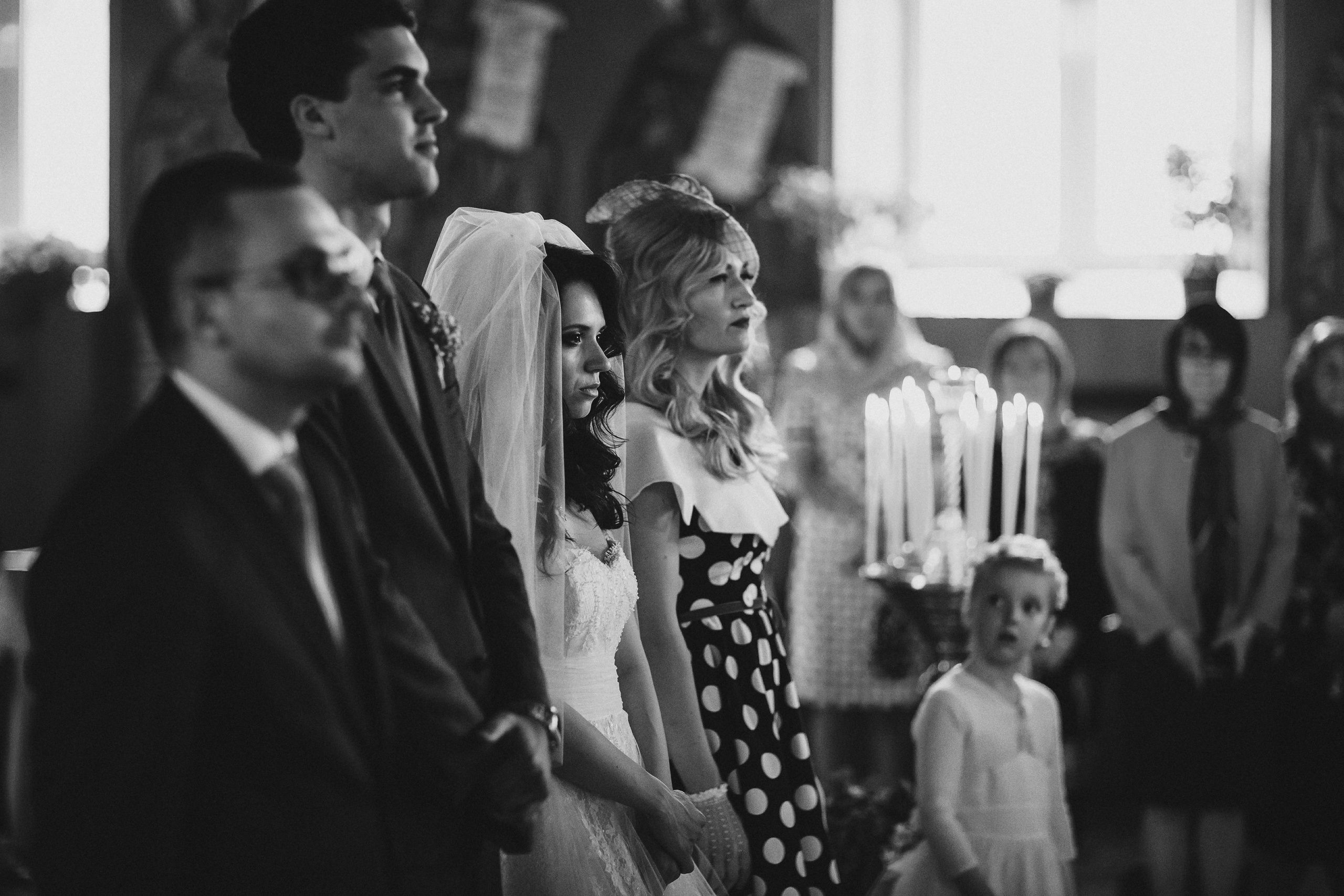Фотограф в Ирландии чёрно-белая церковь венчание жених невеста любовь гости