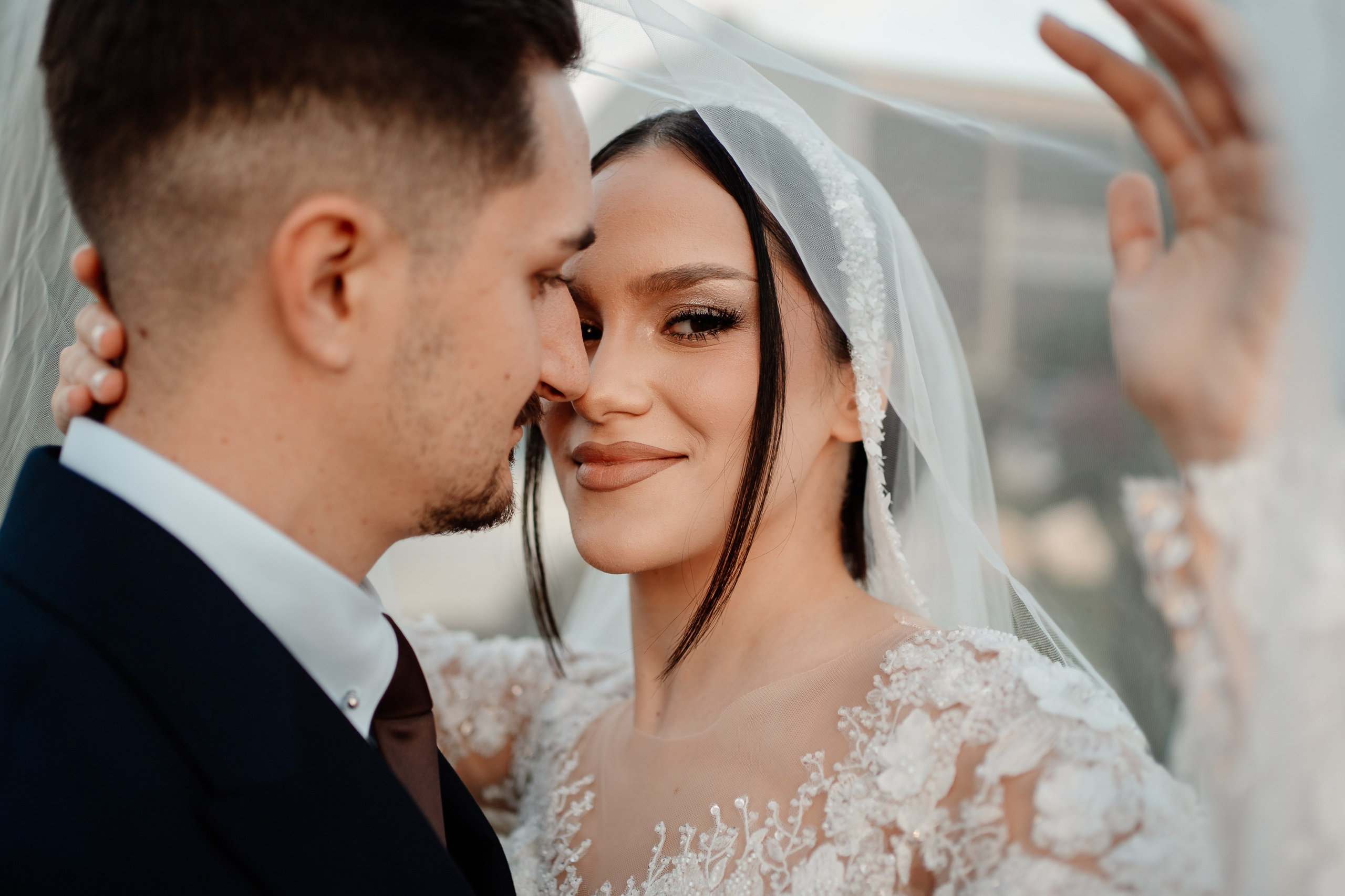 Moment emoționant între miri în ziua nunții, surprins într-un cadru natural și romantic, la Reina Events. Fotografie de nuntă profesională, editată artistic pentru a evidenția emoția și eleganța evenimentului.