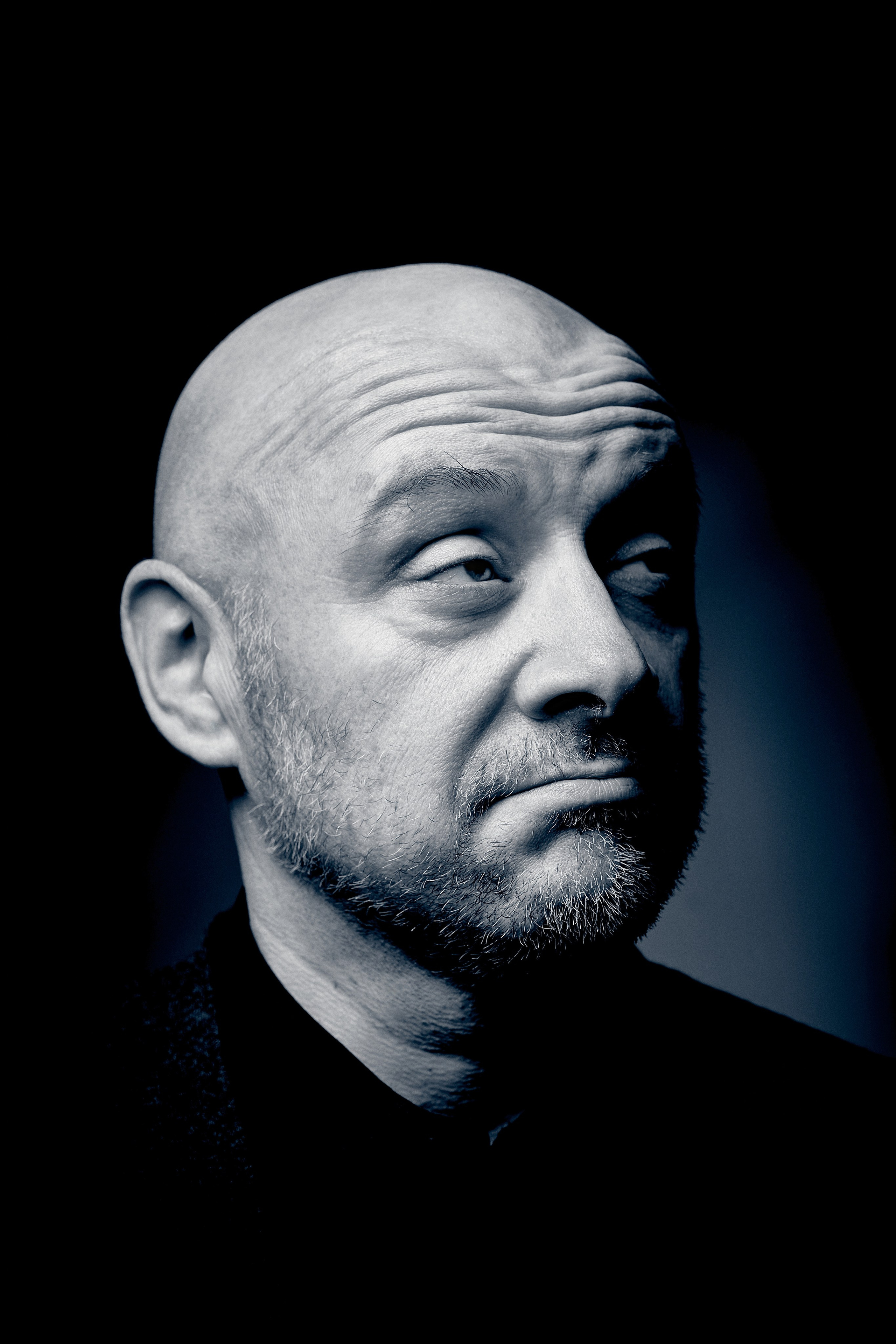 Portretowy fotograf Andriej Szypiłow - Spojrzenie na Kumpla w stylu Noir. Każdy z nas ma swoją ciemną stronę… Portret czarno-biały. BW. Black and White Portrait.