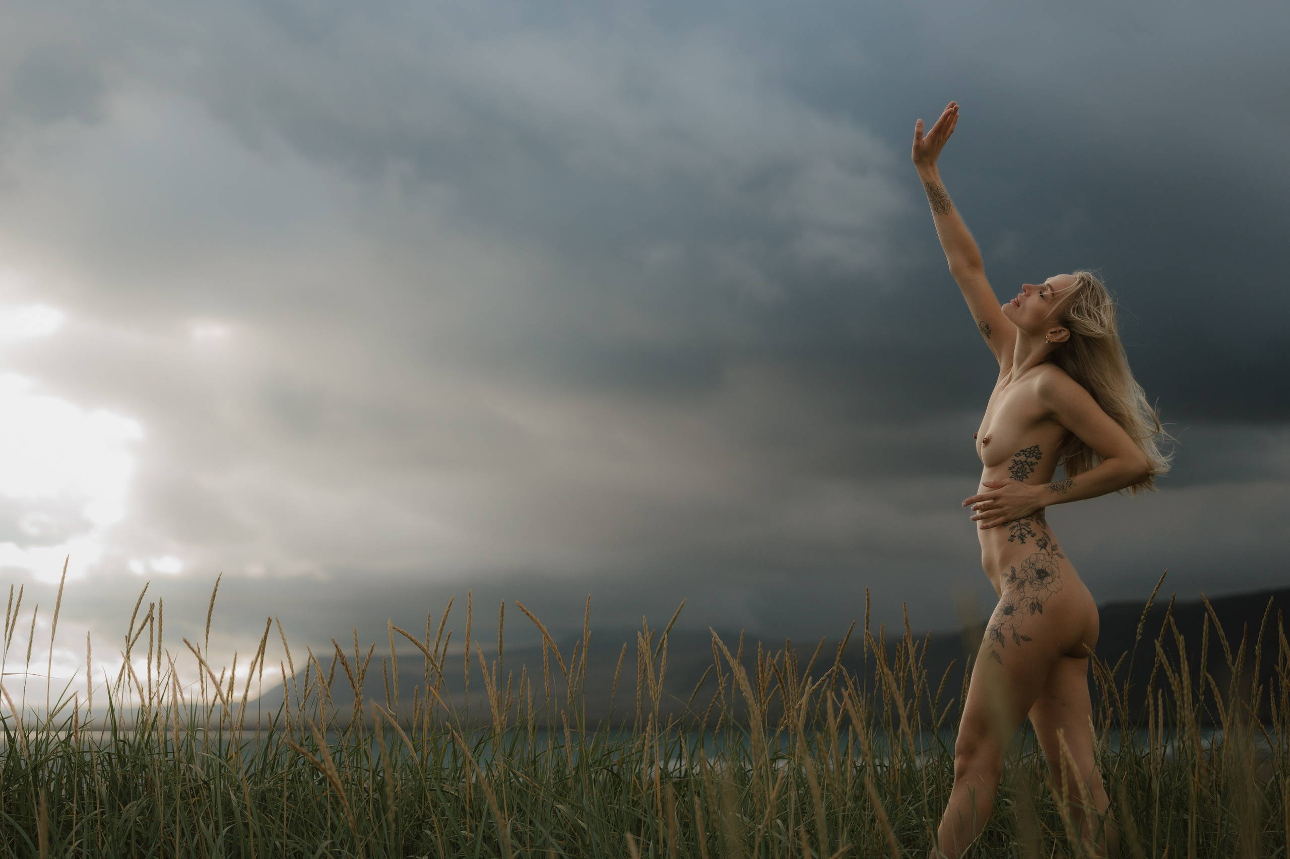 Body, nature, and empowerment—sensual boudoir photography in Iceland’s stunning landscape.