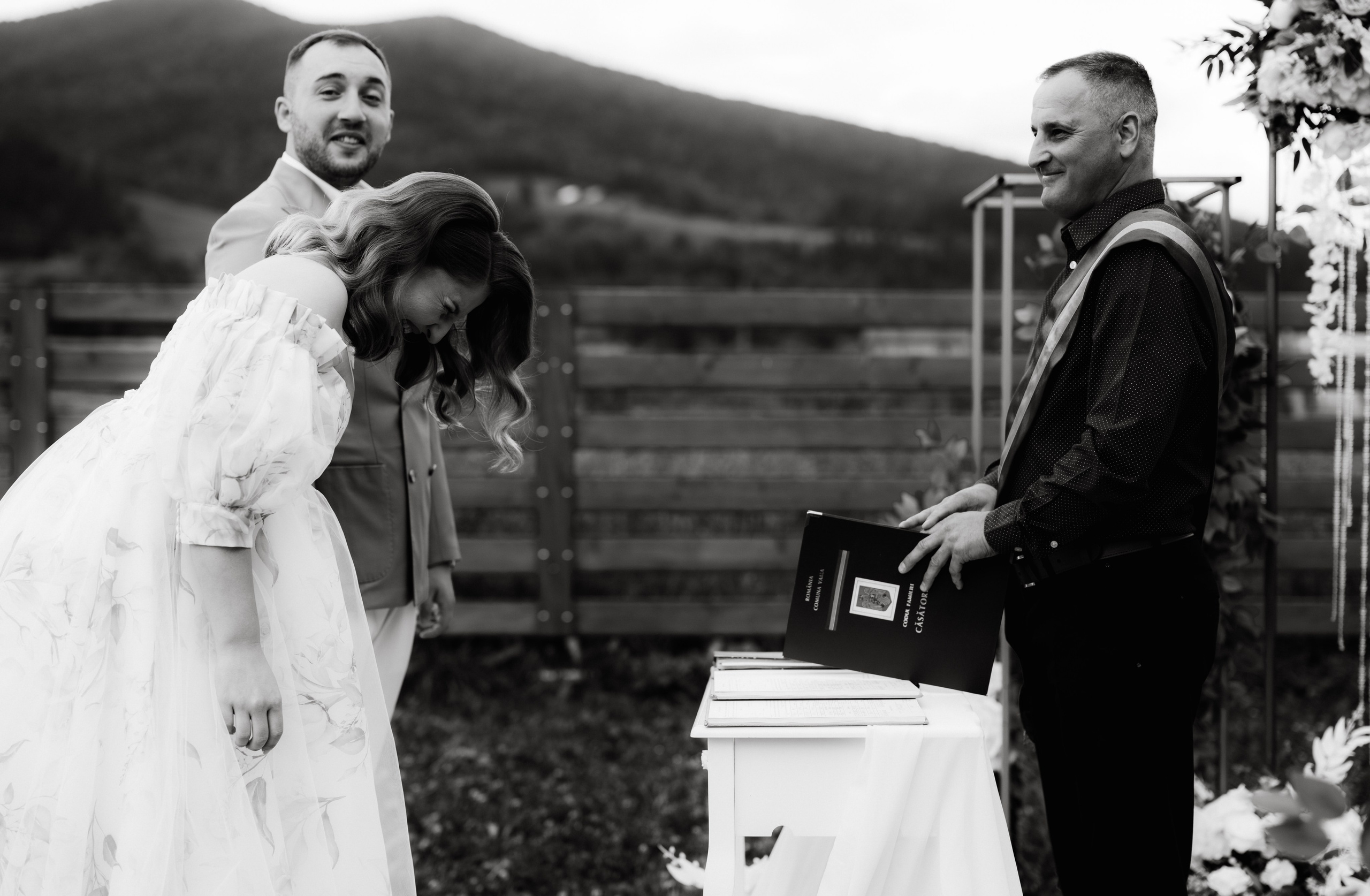 Fotograf profesionist de nuntă. Cu o abordare creativă și tehnici unice, spunem povestea voastră prin imagini pline de iubire și naturalețe. Descoperă arta fotografiei de nuntă . Fotograf Iasi, fotograf de nunta Suceava. Fotografii de nuntă. Pachet fotografii de nuntă. Fotograf Iasi, fotograf Suceava, fotograf Botosani, fotograf Romania. Servicii foto nuntă. Servicii foto-video.