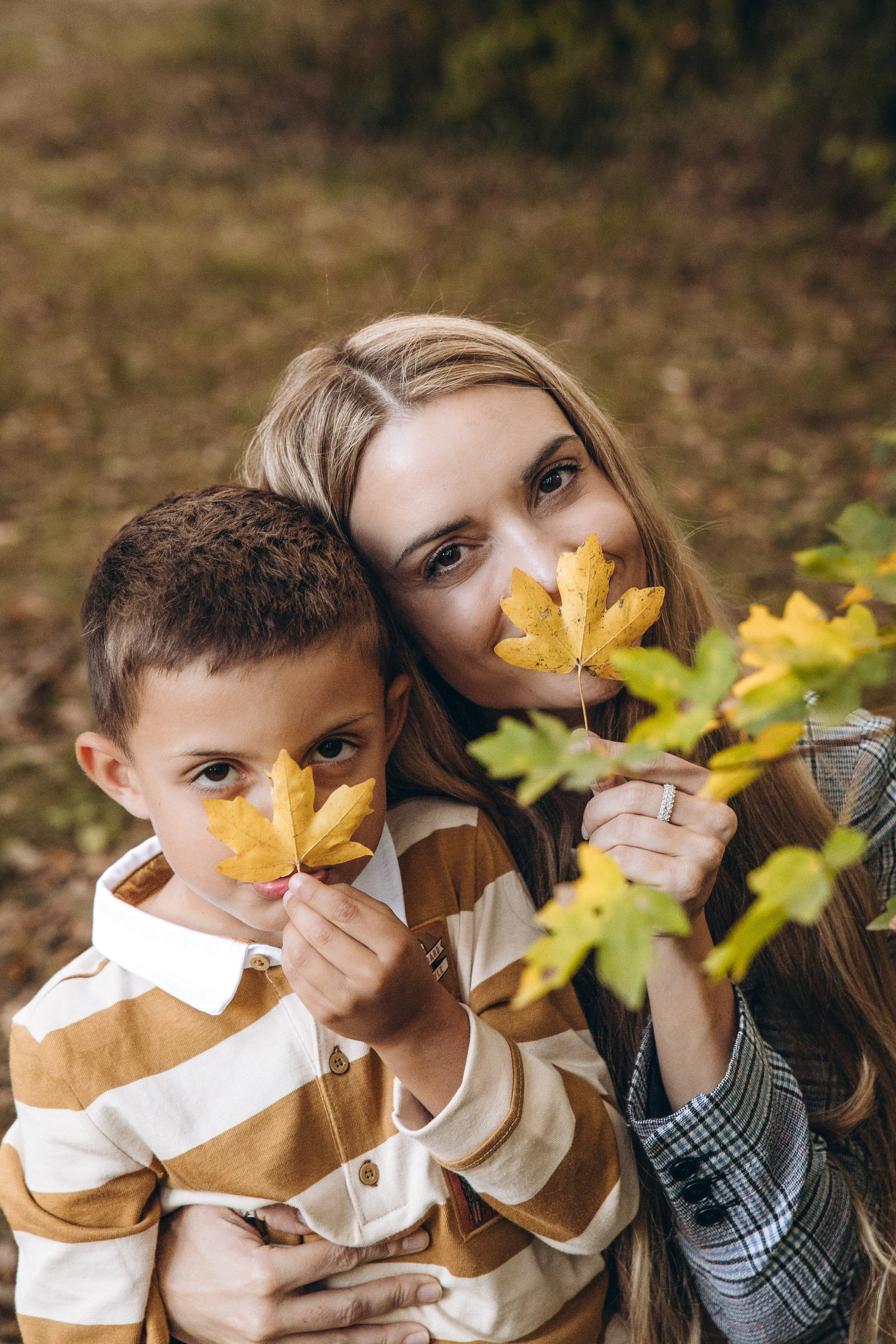 Autumn mother-son family photoshoot in Toulouse. Eugenie Smirnova — wedding, corporate and lifestyle photographer in Toulouse and Southwest France