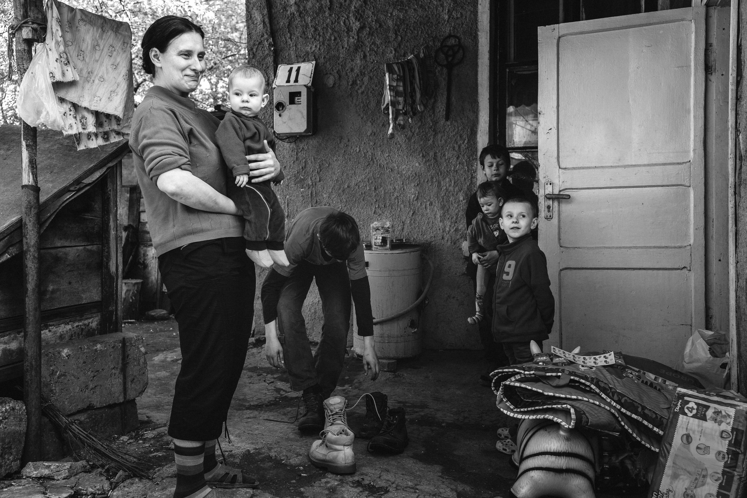 чёрно-белая социальная документальная фотография портрет пять дети мать бедность мальчики Фотограф в Ирландии