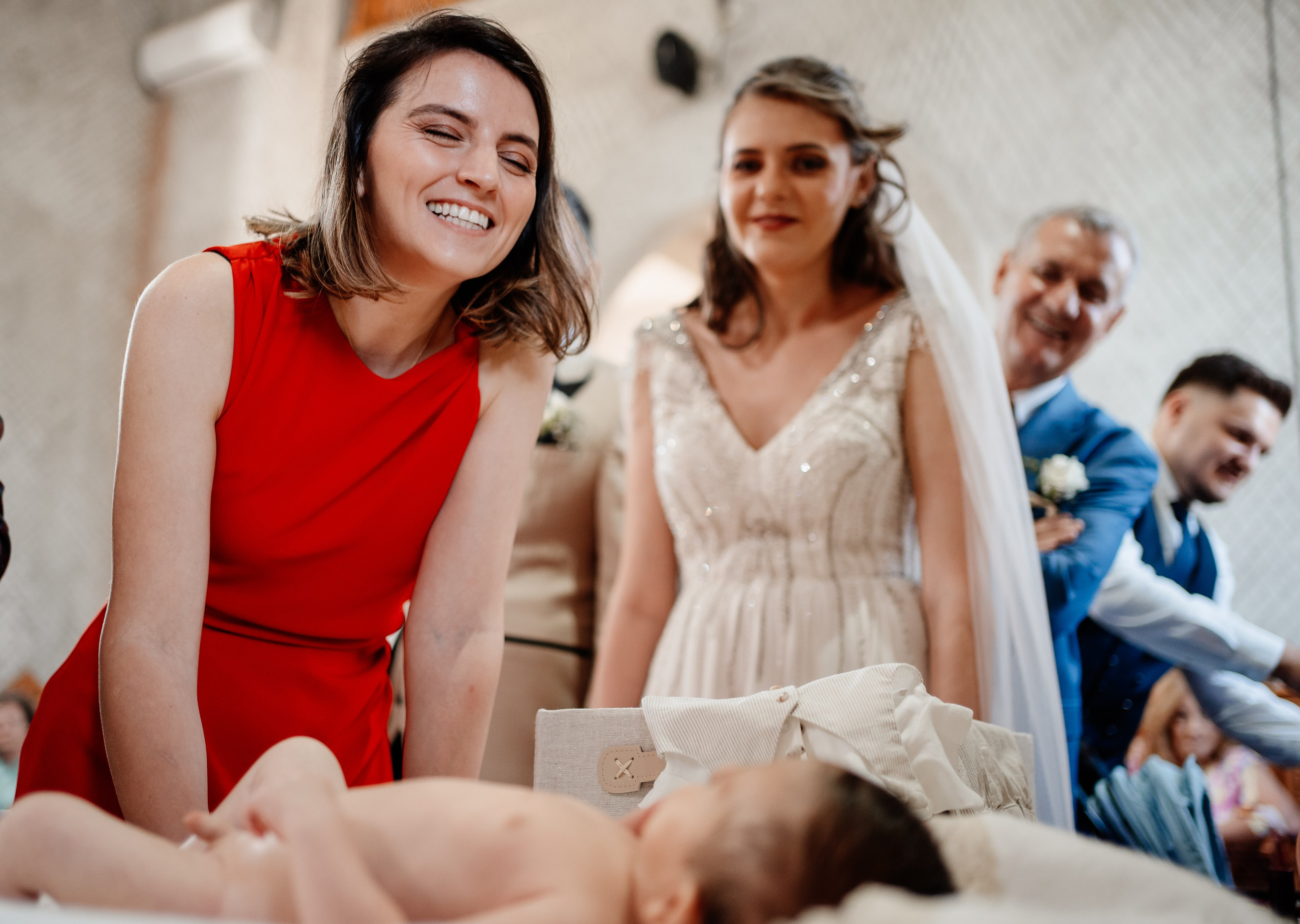 Moment emoționant între miri în ziua nunții, surprins într-un cadru natural și romantic, la Grădina Lahovari. Fotografie de nuntă profesională, editată artistic pentru a evidenția emoția și eleganța evenimentului.