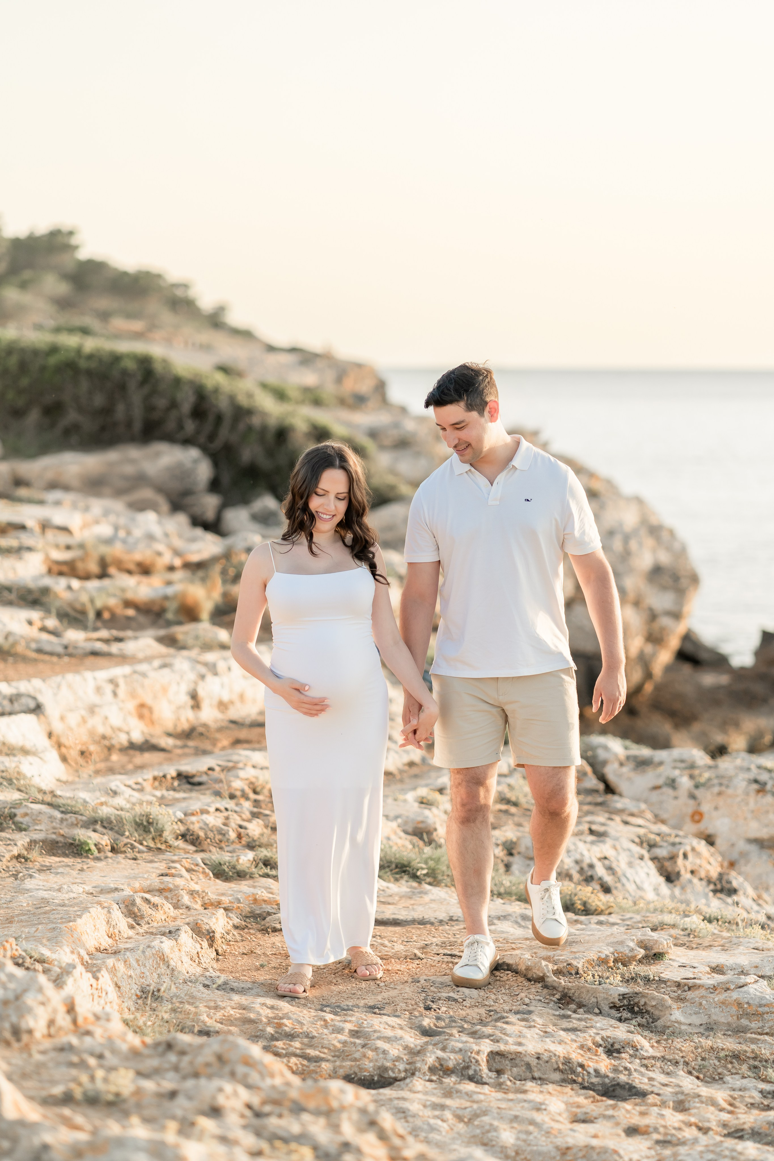 Maternity Photoshoot by the Sea in Mallorca – Natural & Timeless Moments. Deine Fotografin auf Mallorca für Familien und Business
