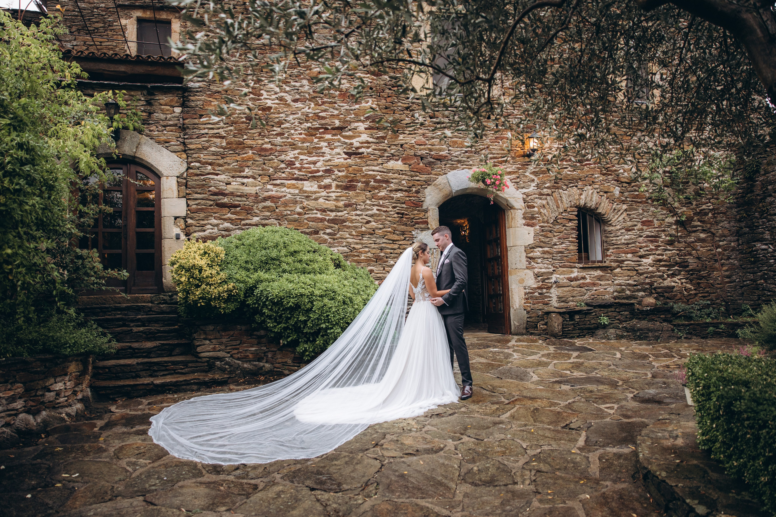 Chloé & Tom. Eugenie Smirnova — wedding, corporate and lifestyle photographer in Toulouse and Southwest France