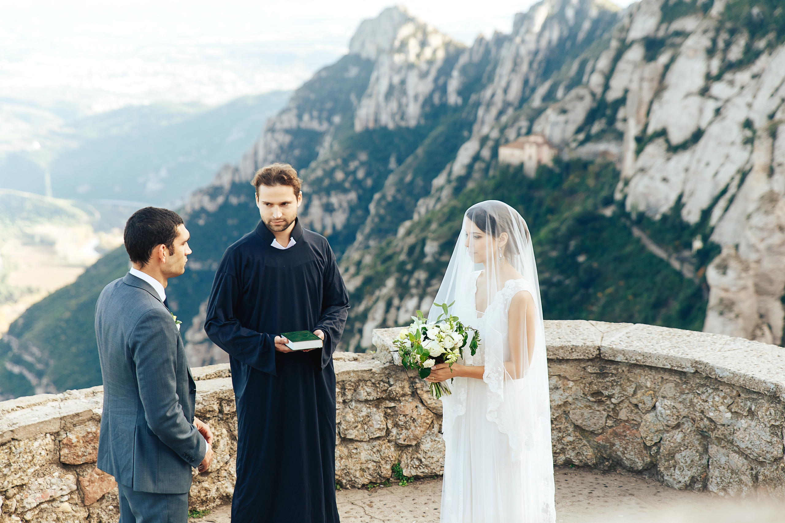 Свадебная фотосессия на горе Монсеррат, Барселона, Испания. Свадебный. Фотограф в Барселоне, в Испании, по всей Европе - Андрей Пасечник. Тел