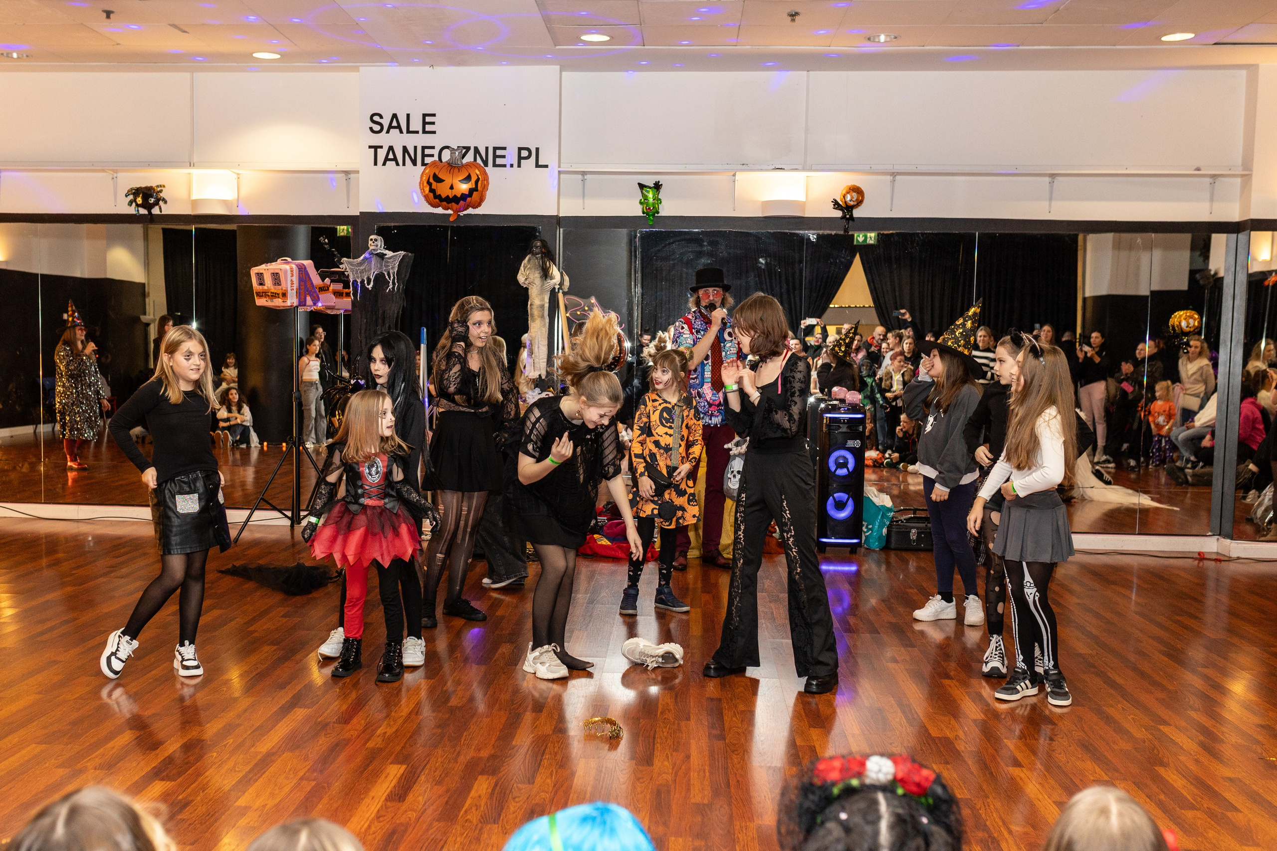 Leo dance studio Helloween 2025. Семейный и детский фотограф в Варшаве Мила Бобровская