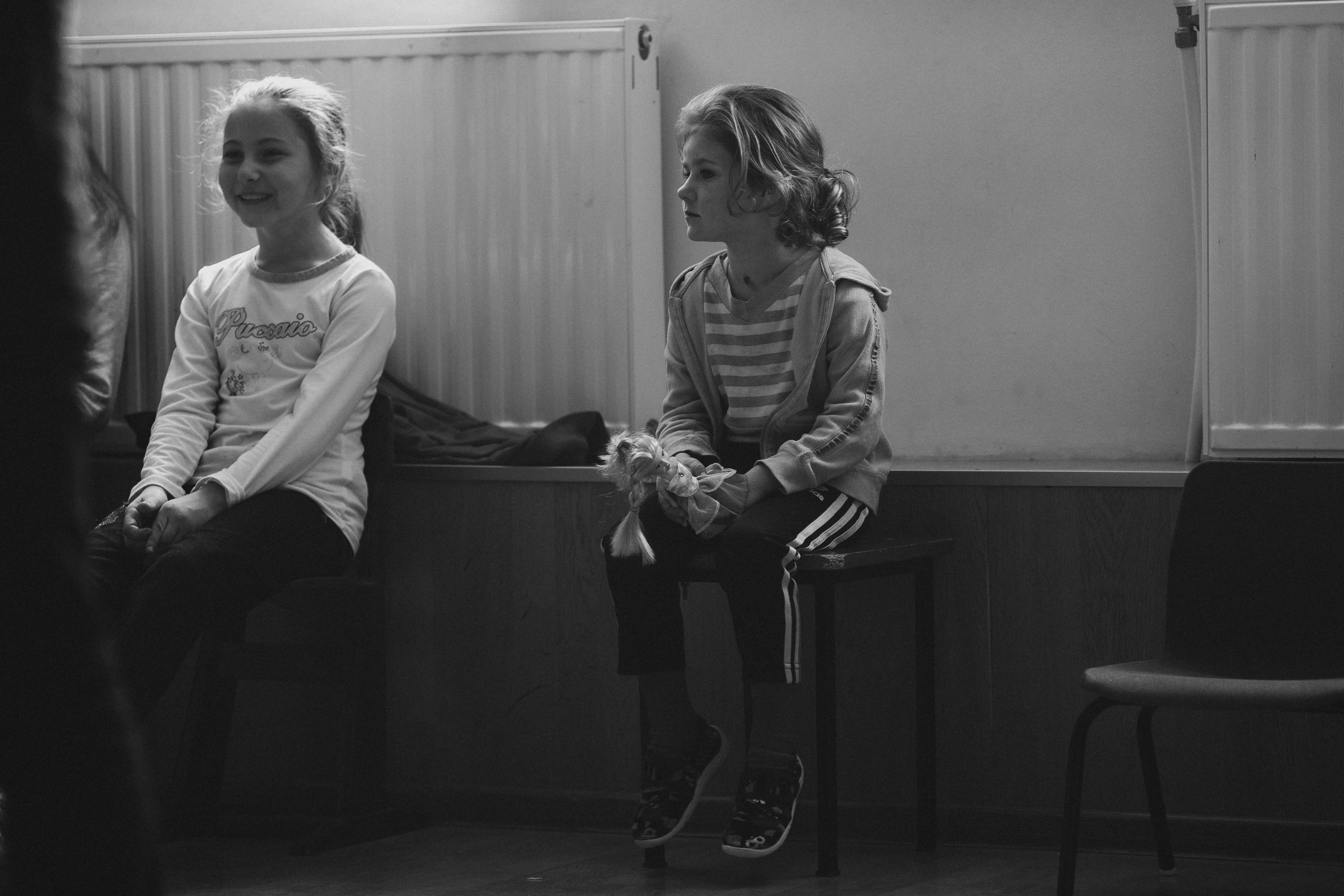 портрет чёрно-белый социальная фотография  Детский дом девочка с куклой сидит на стуле