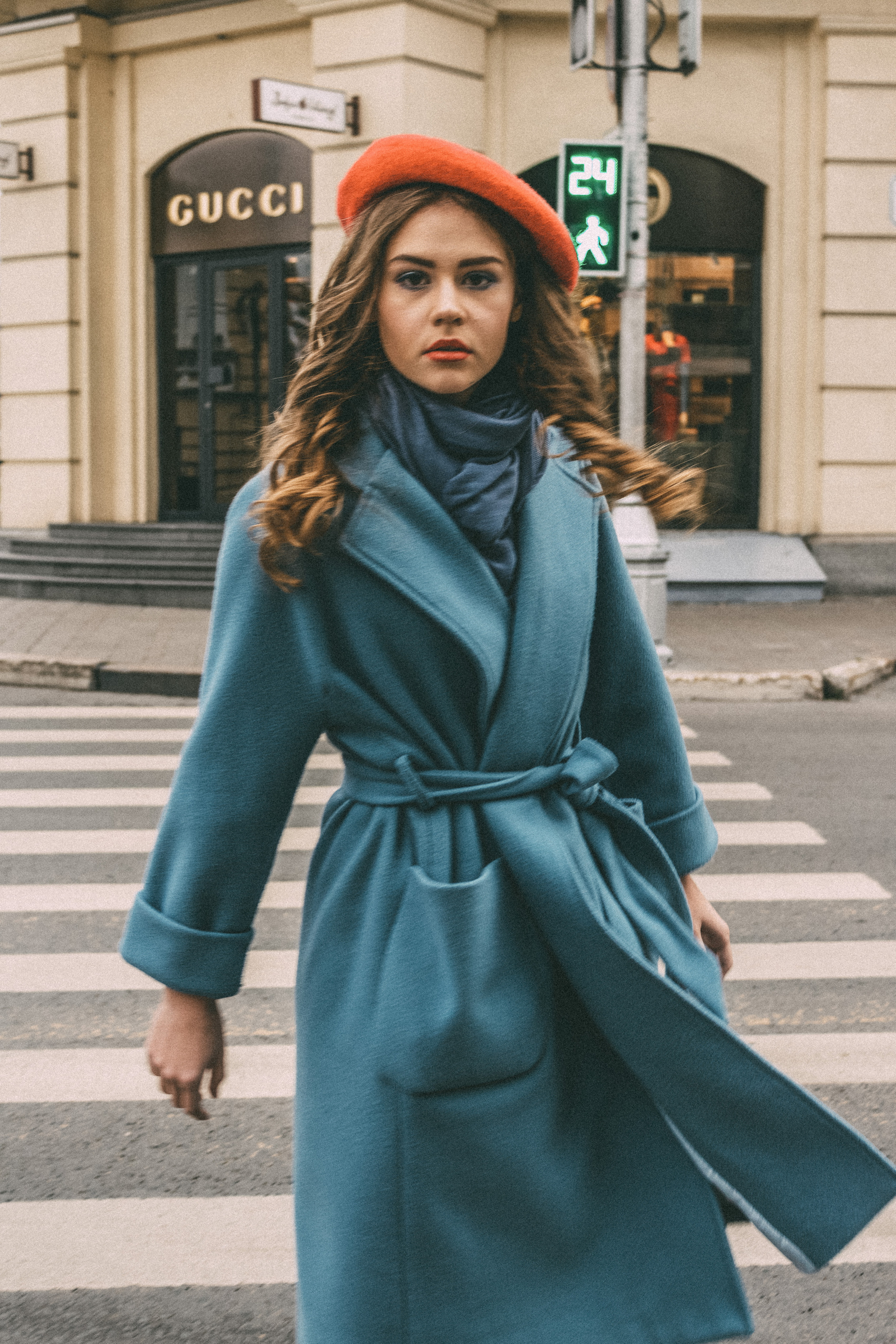 красный берет, красная помада и берет, голубое пальто и красный берет, голубое пальто