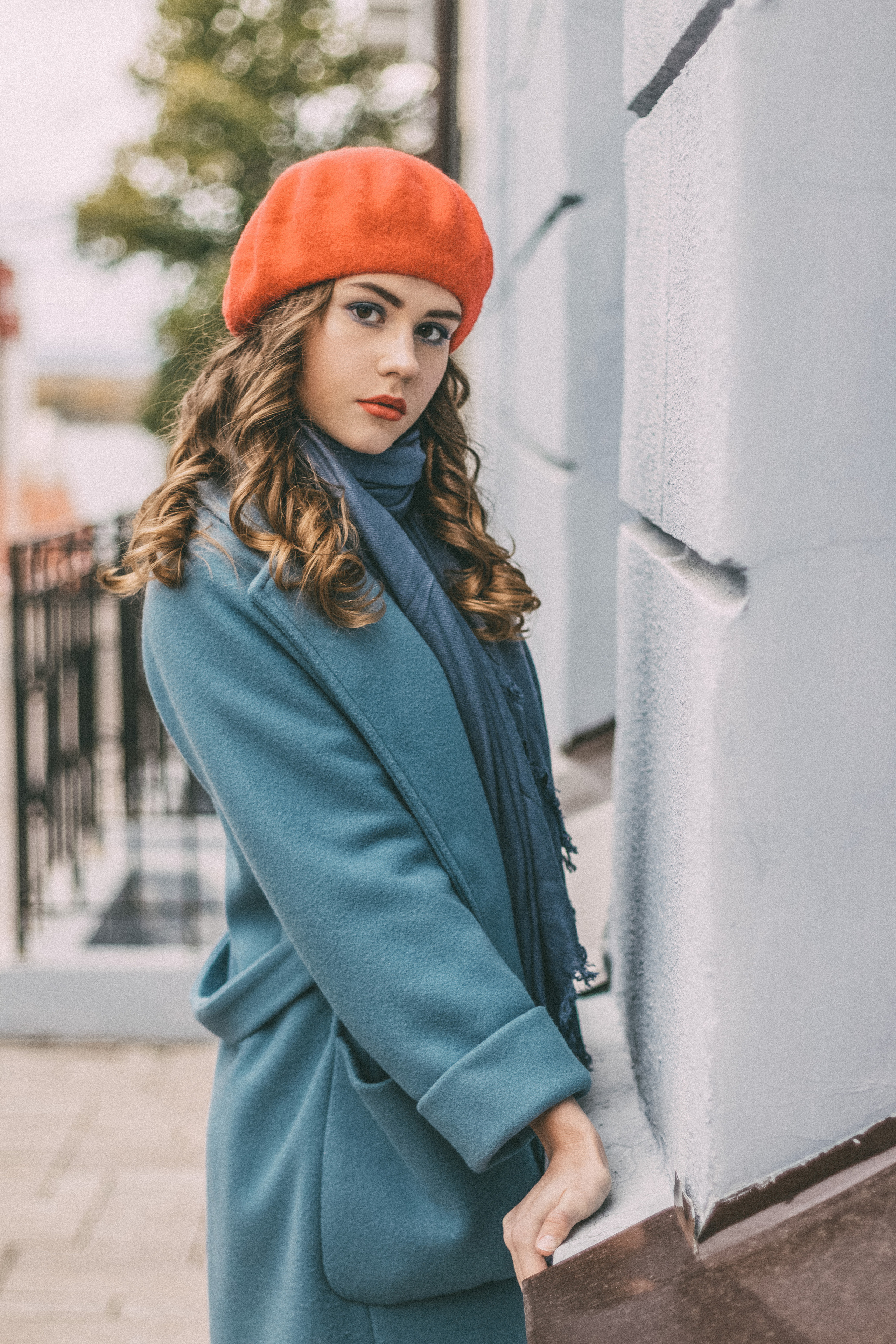 красный берет, красная помада и берет, голубое пальто и красный берет, голубое пальто