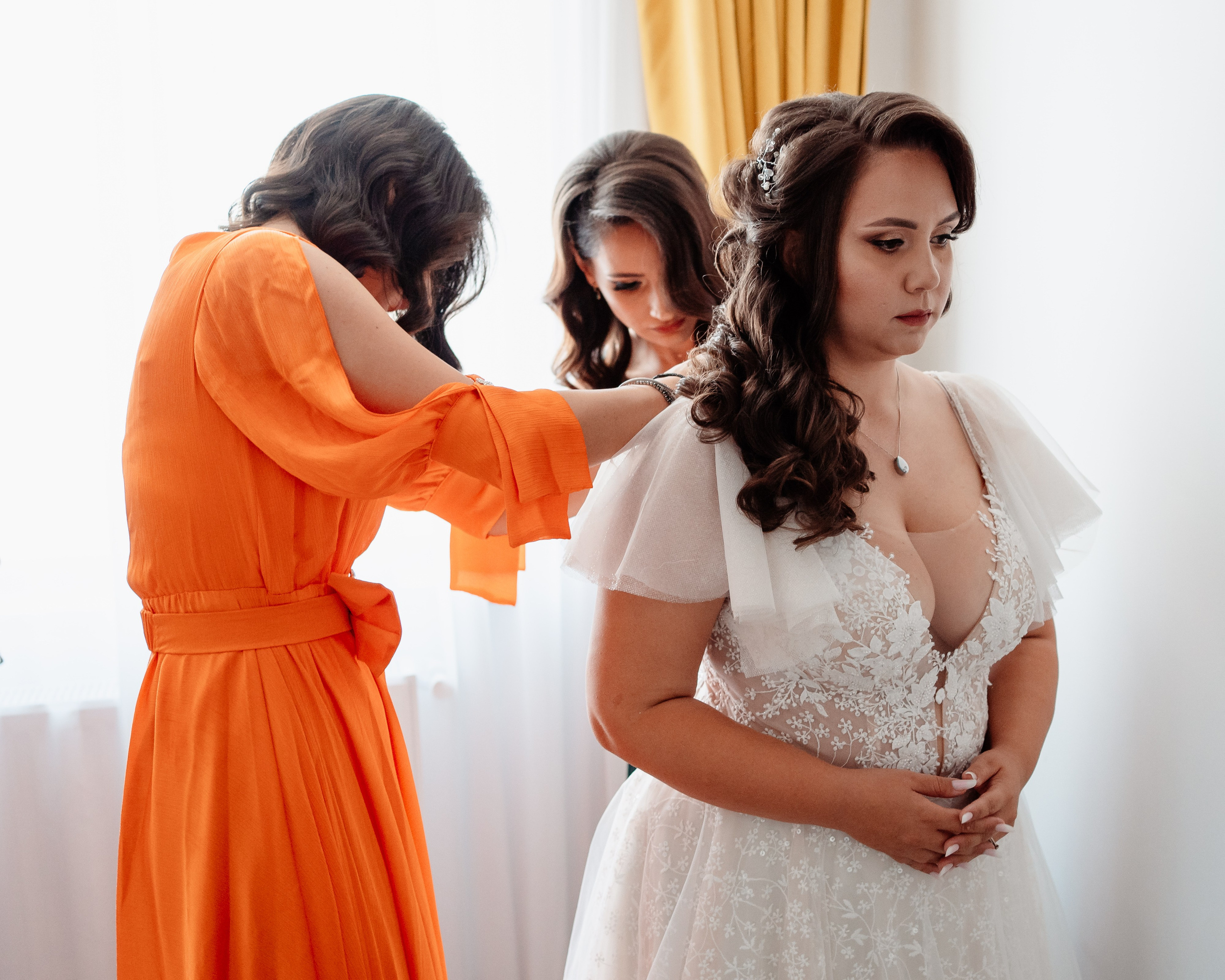 Moment emoționant între miri în ziua nunții, surprins într-un cadru natural și romantic, la Daimon Events. Fotografie de nuntă profesională, editată artistic pentru a evidenția emoția și eleganța evenimentului.