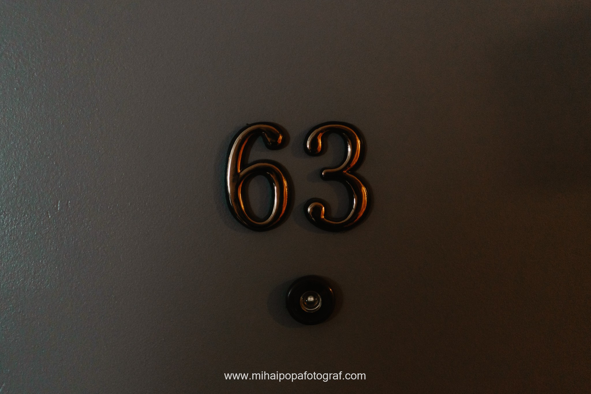 Moment emoționant între miri în ziua nunții, surprins într-un cadru natural și romantic, la Cazinoul Constanta. Fotografie de nuntă profesională, editată artistic pentru a evidenția emoția și eleganța evenimentului.