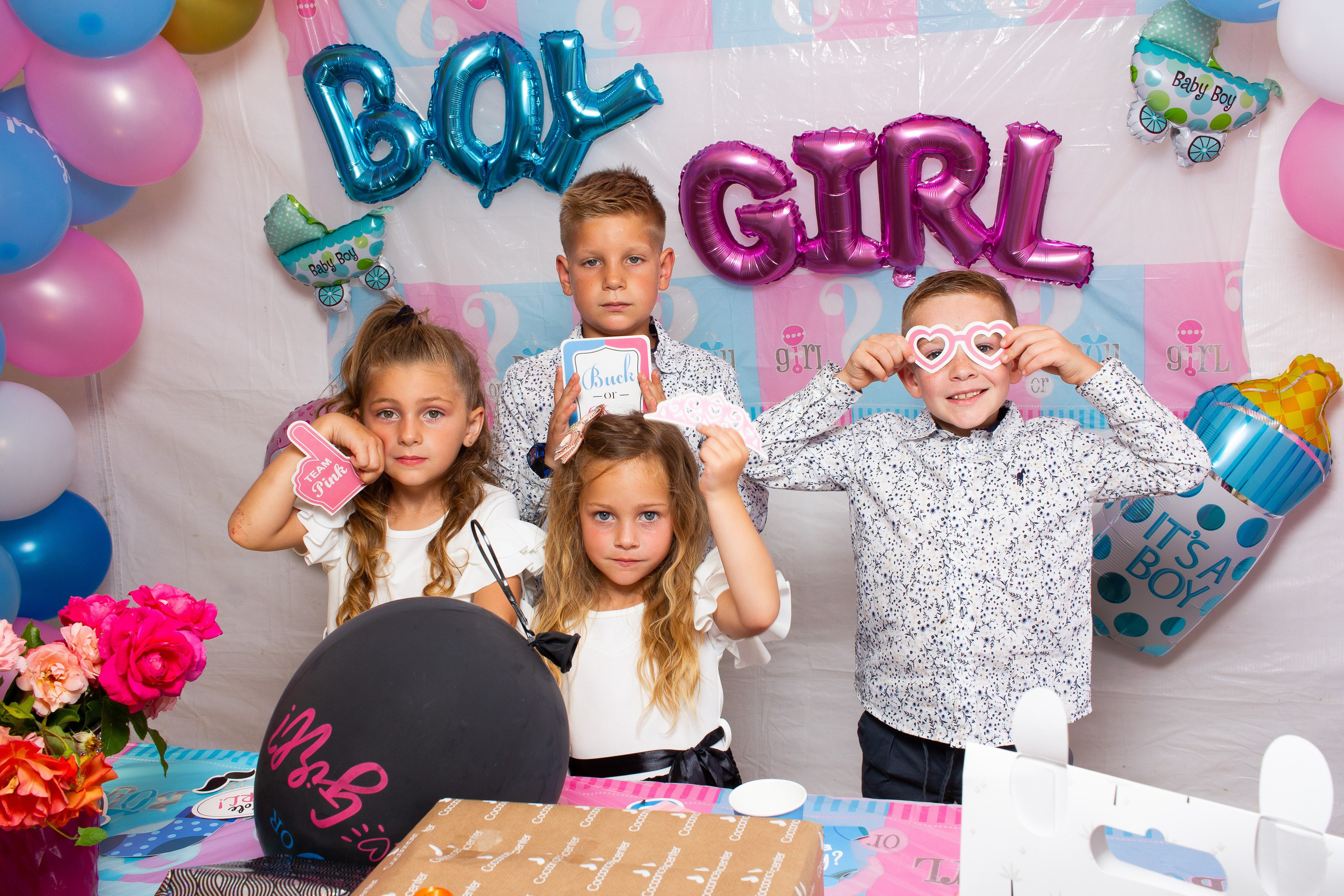 Séance baby shower – les enfants découvrent le sexe de leur futur frère ou sœur