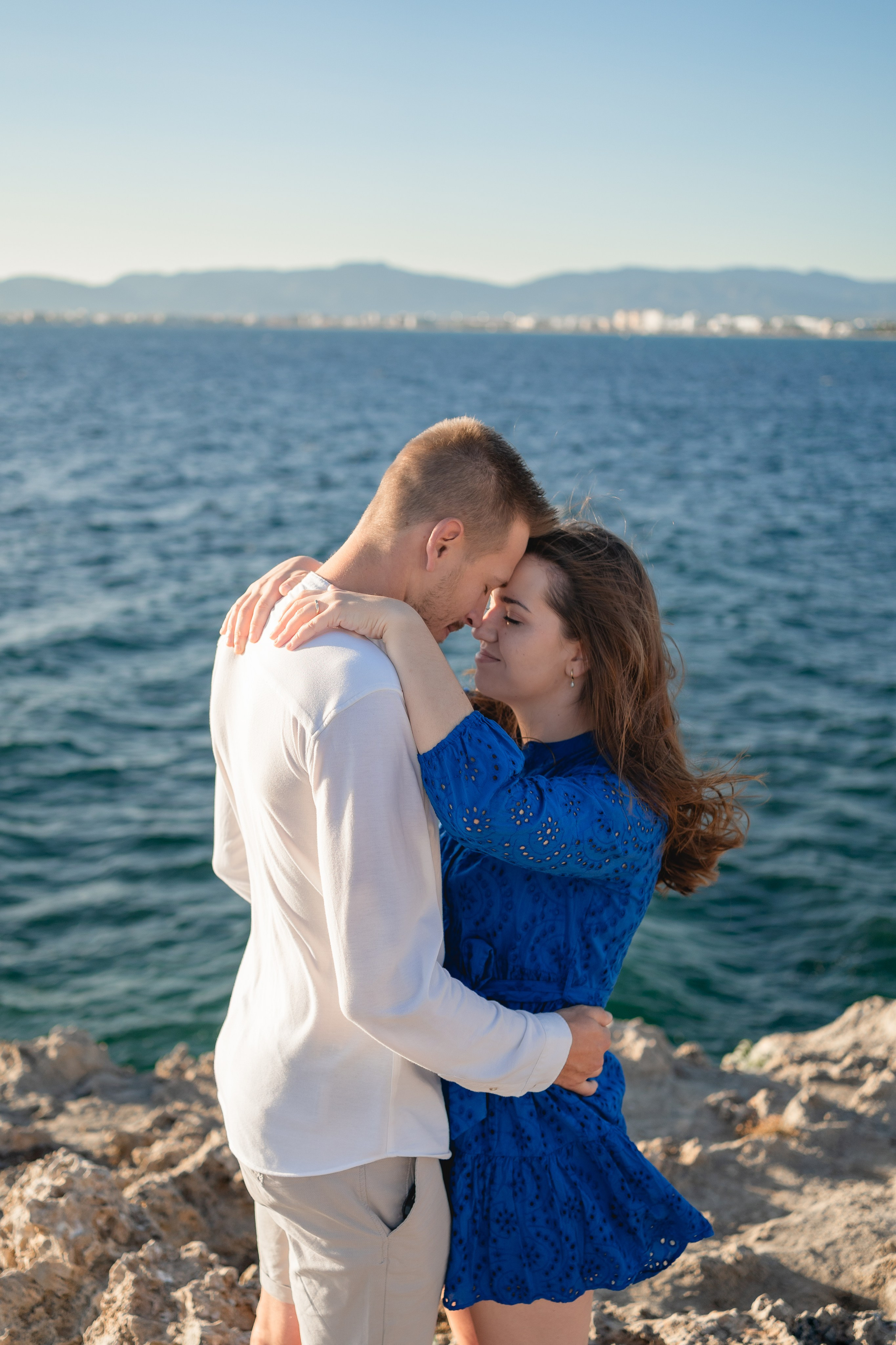 Romantischer Heiratsantrag auf Mallorca – Überraschung am Meer. Deine Fotografin auf Mallorca für Familien und Business