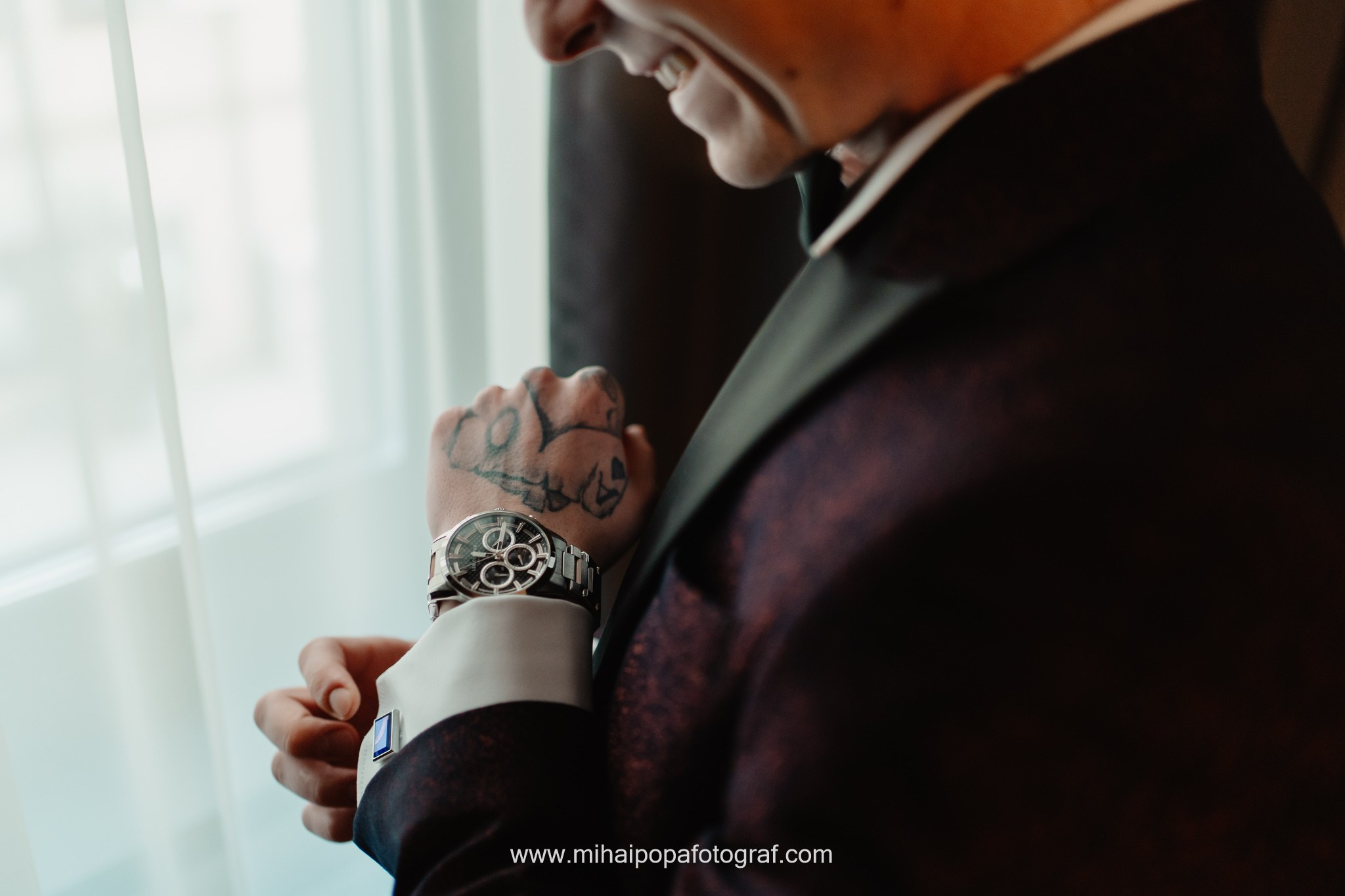 Moment emoționant între miri în ziua nunții, surprins într-un cadru natural și romantic, la Cazinoul Constanta. Fotografie de nuntă profesională, editată artistic pentru a evidenția emoția și eleganța evenimentului.