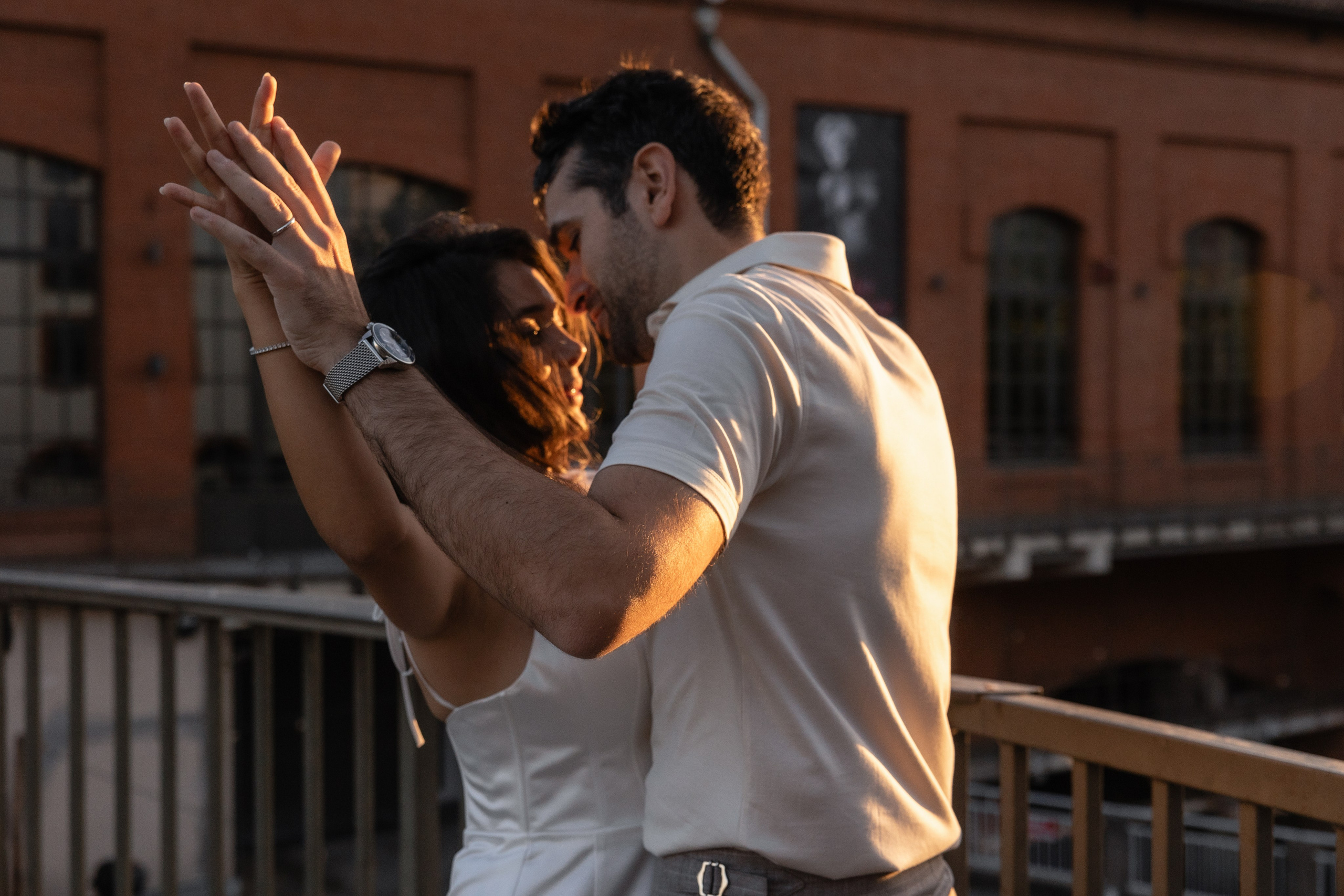 Séance fiançailles au bord de la Garonne: Un voyage romantique à Toulouse. Eugénie Smirnova — Photographe à Toulouse et dans le Sud-Ouest