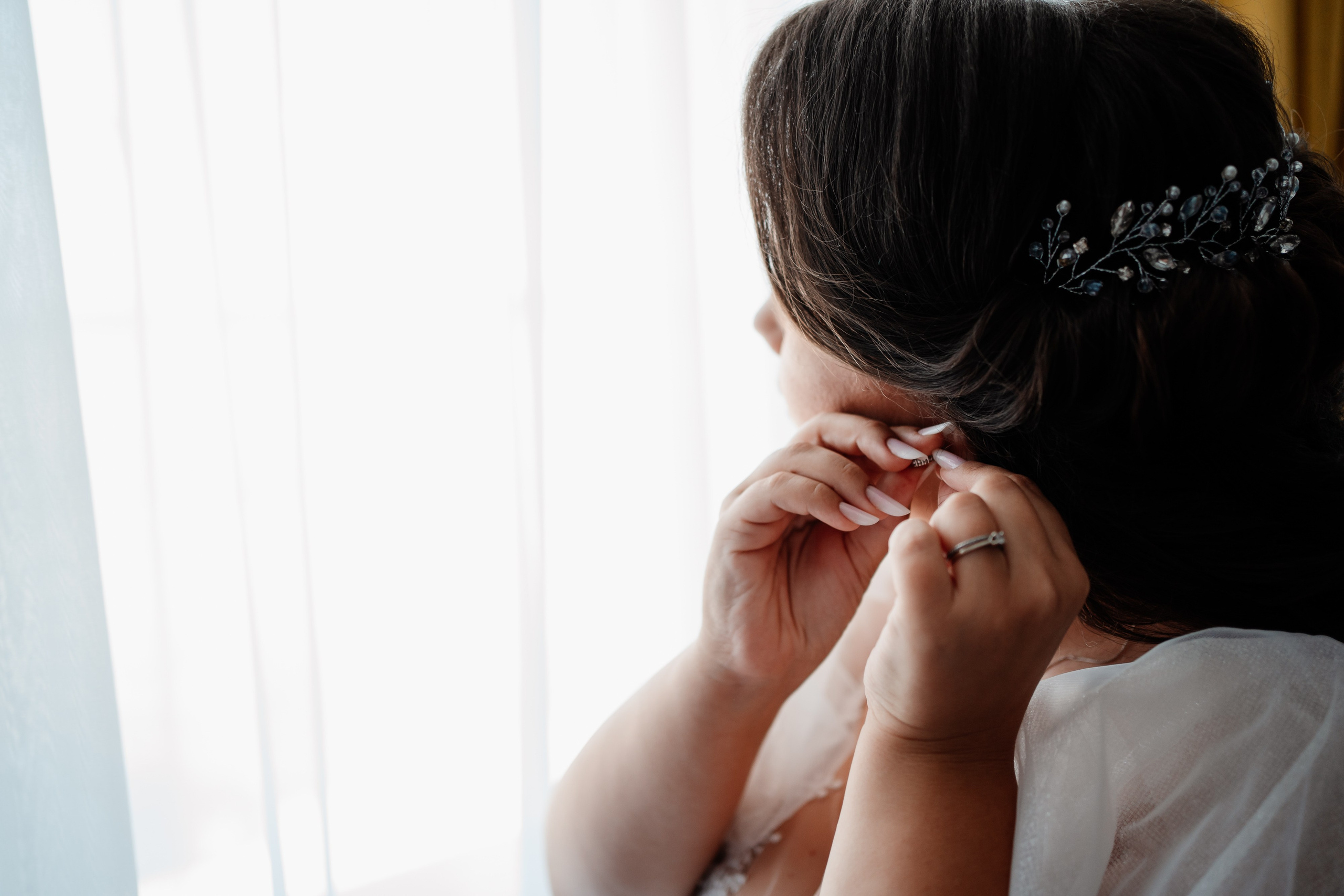 Moment emoționant între miri în ziua nunții, surprins într-un cadru natural și romantic, la Daimon Events. Fotografie de nuntă profesională, editată artistic pentru a evidenția emoția și eleganța evenimentului.