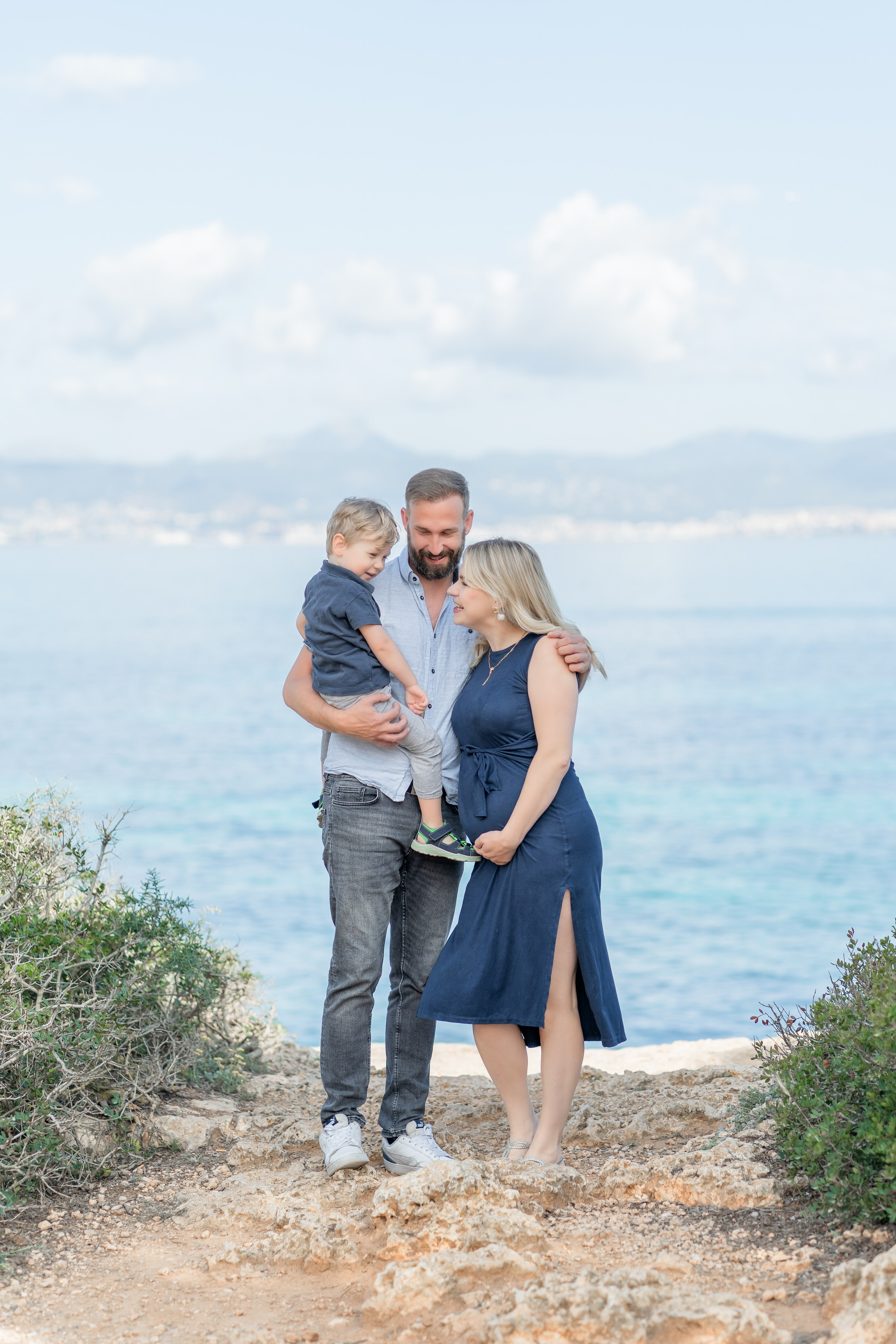 Babybauch-Shooting am Meer auf Mallorca mit Familie. Deine Fotografin auf Mallorca für Familien und Business