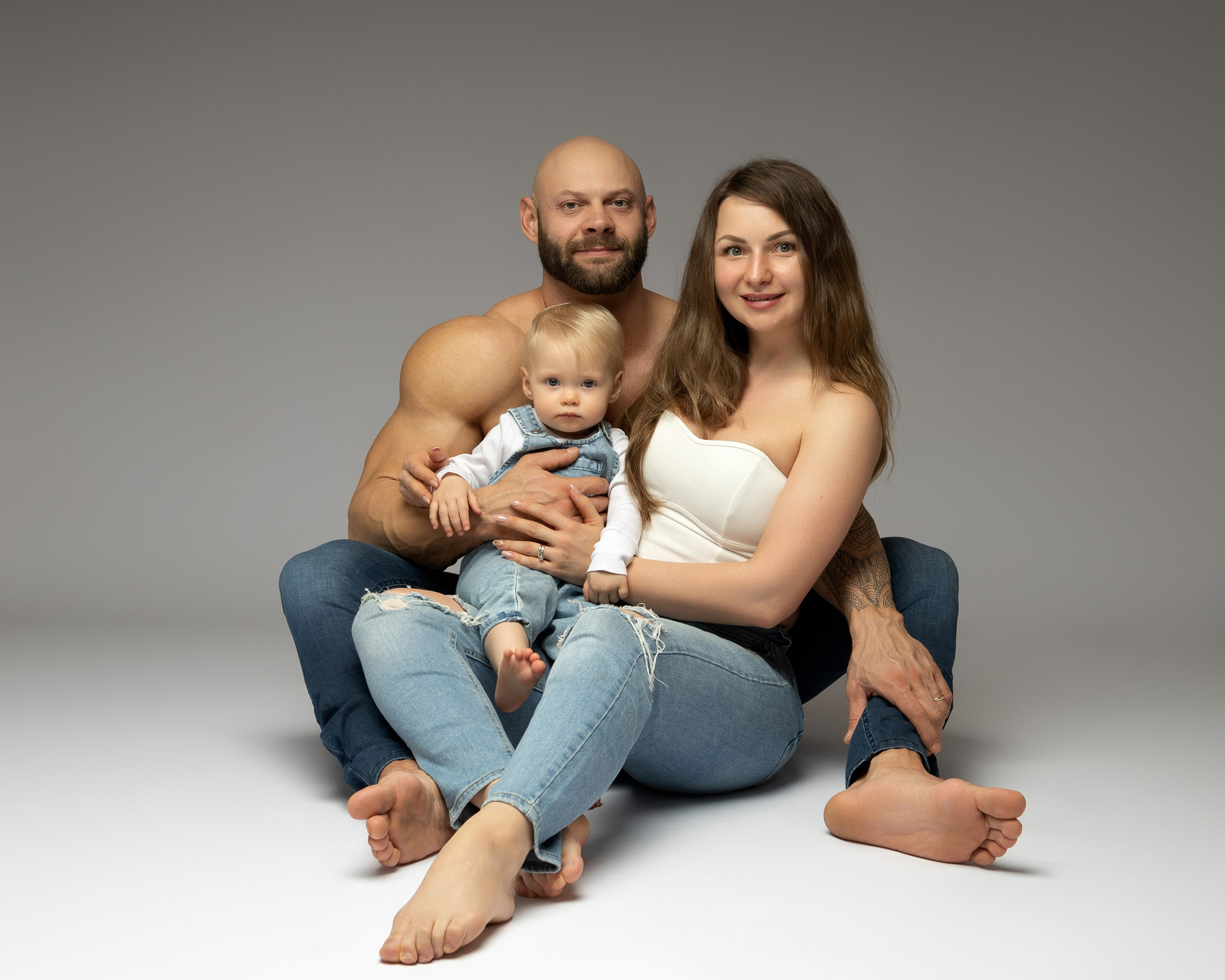 Familienglück pur – liebevolle Interaktion zwischen Eltern und Tochter