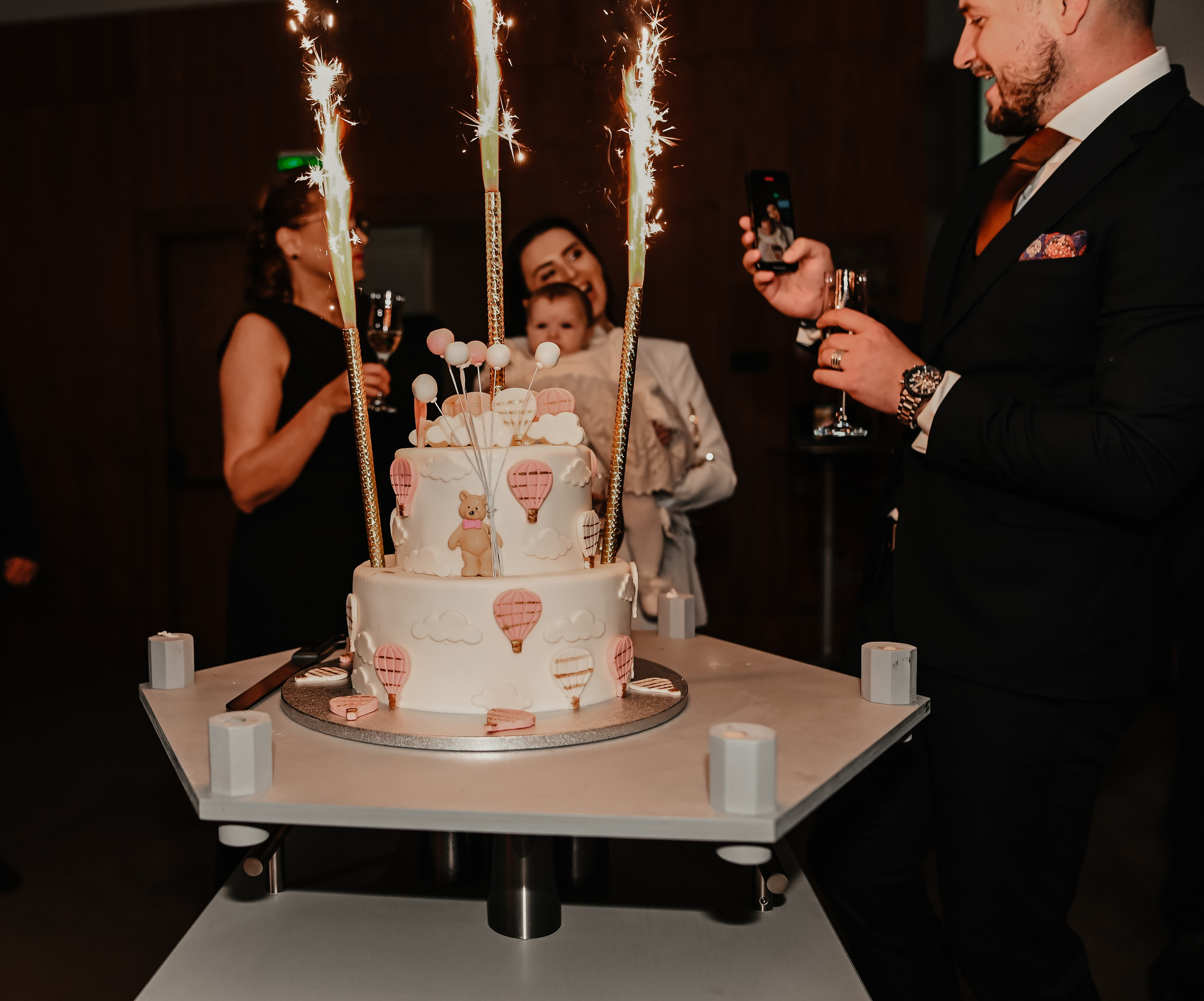 Momentul servirii tortului la petrecerea de botez - forografie reprezentativa Ana Maria Dragan fotograf