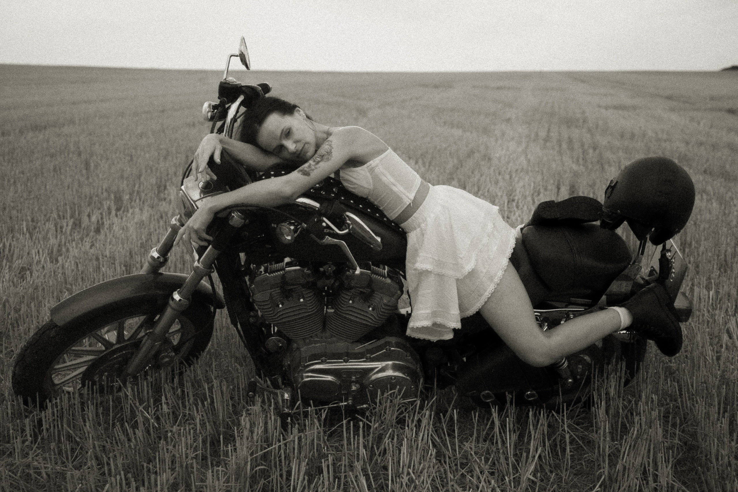 Balade en moto. Histoires d’amour, séances photos de famille et de mariage en France