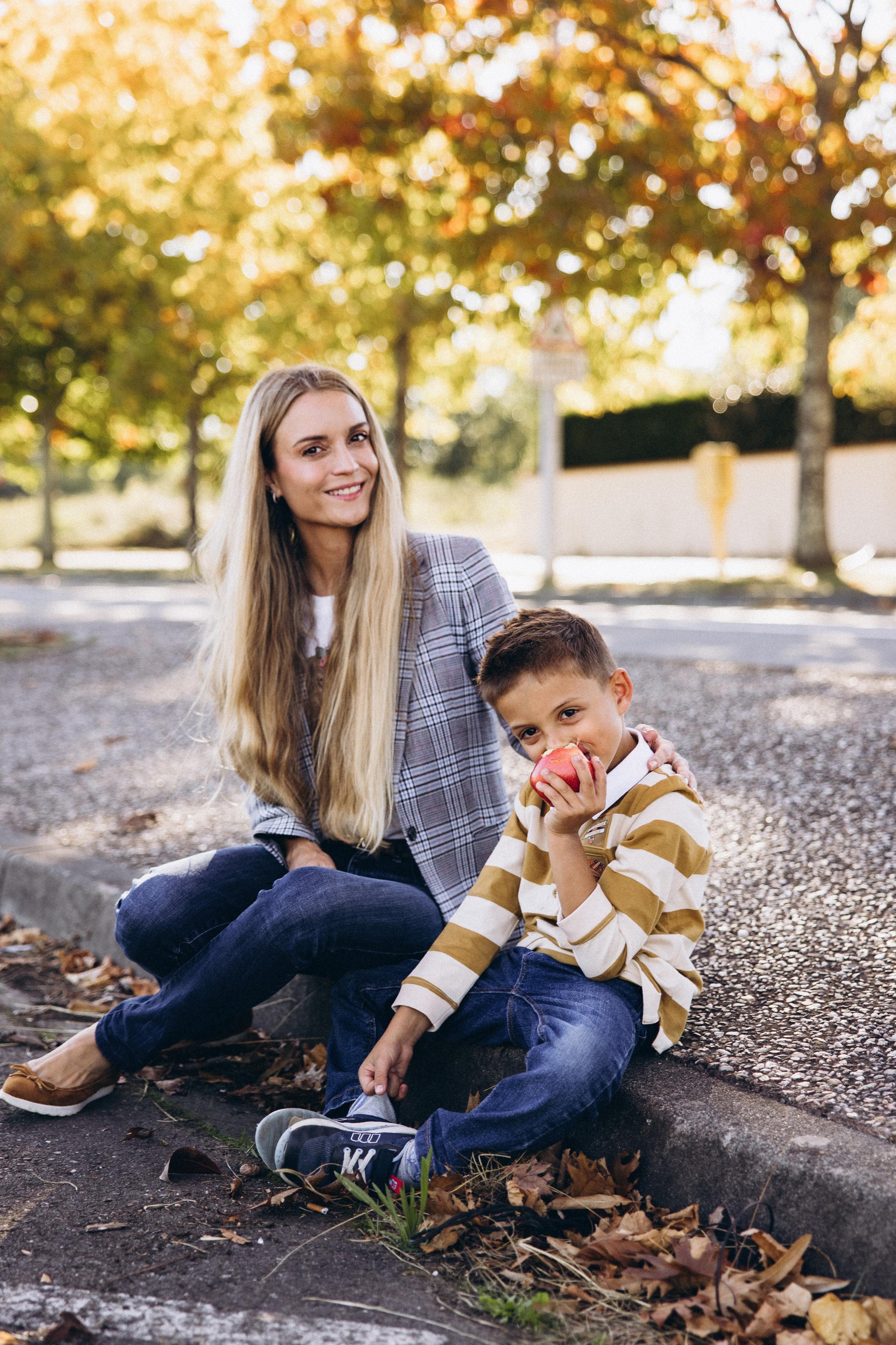 Autumn mother-son family photoshoot in Toulouse. Eugenie Smirnova — wedding, corporate and lifestyle photographer in Toulouse and Southwest France