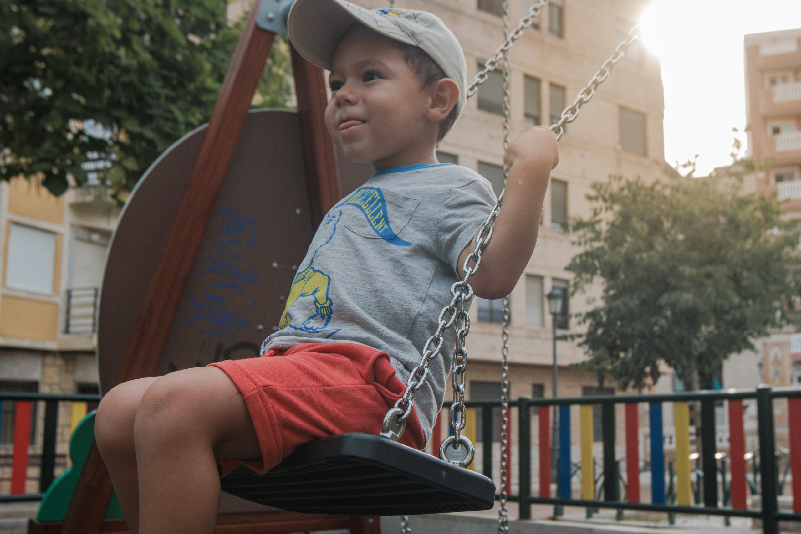 Сaminar en el patio de recreo. Fotógrafo de retrato, familia y reportajes en Valencia | España | Europa Vitalii Lumier