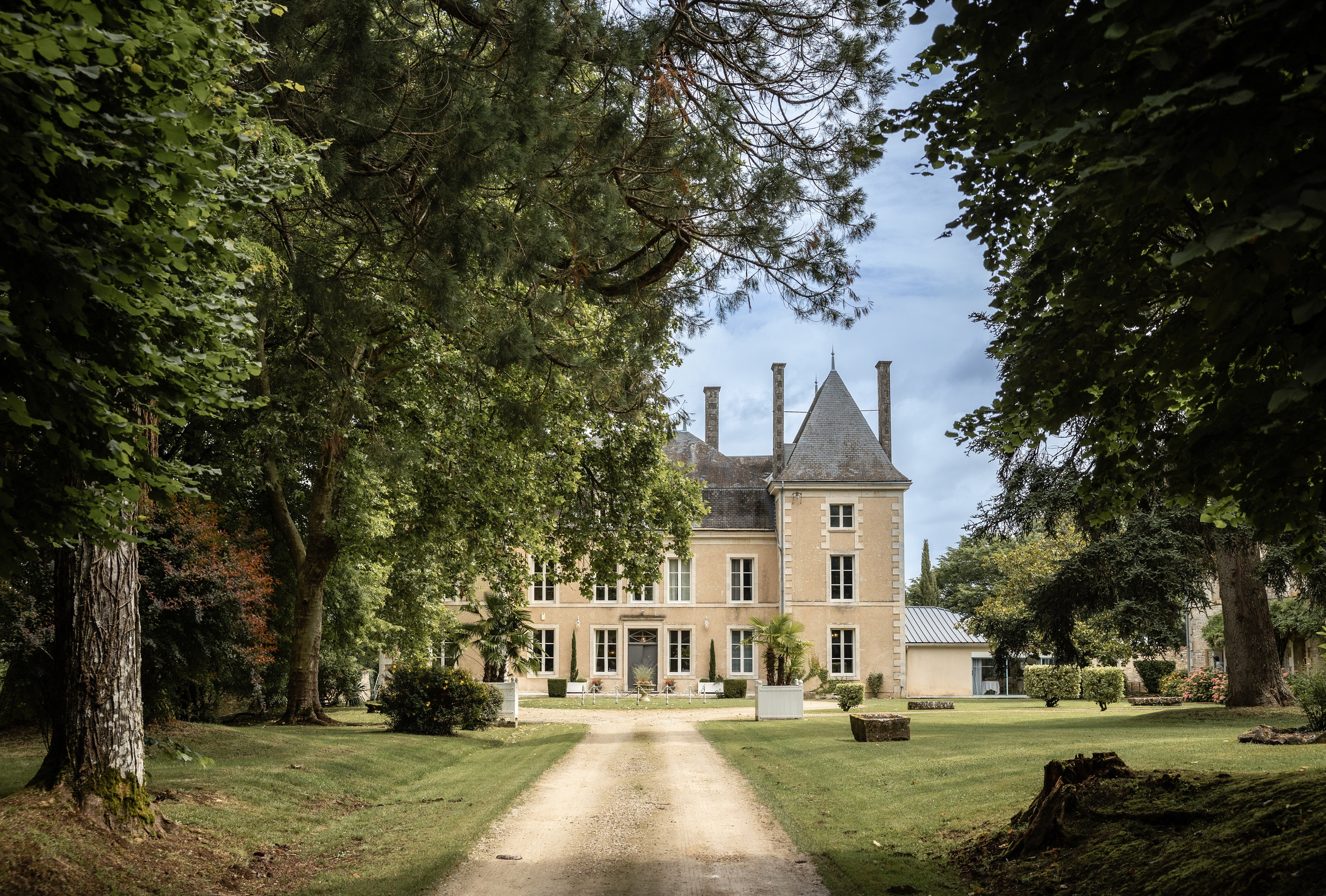 Olivia & Robbie. Wedding in South West of France at Chateau de la Borderie. Benest. Eugenie Smirnova — wedding, corporate and lifestyle photographer in Toulouse and Southwest France