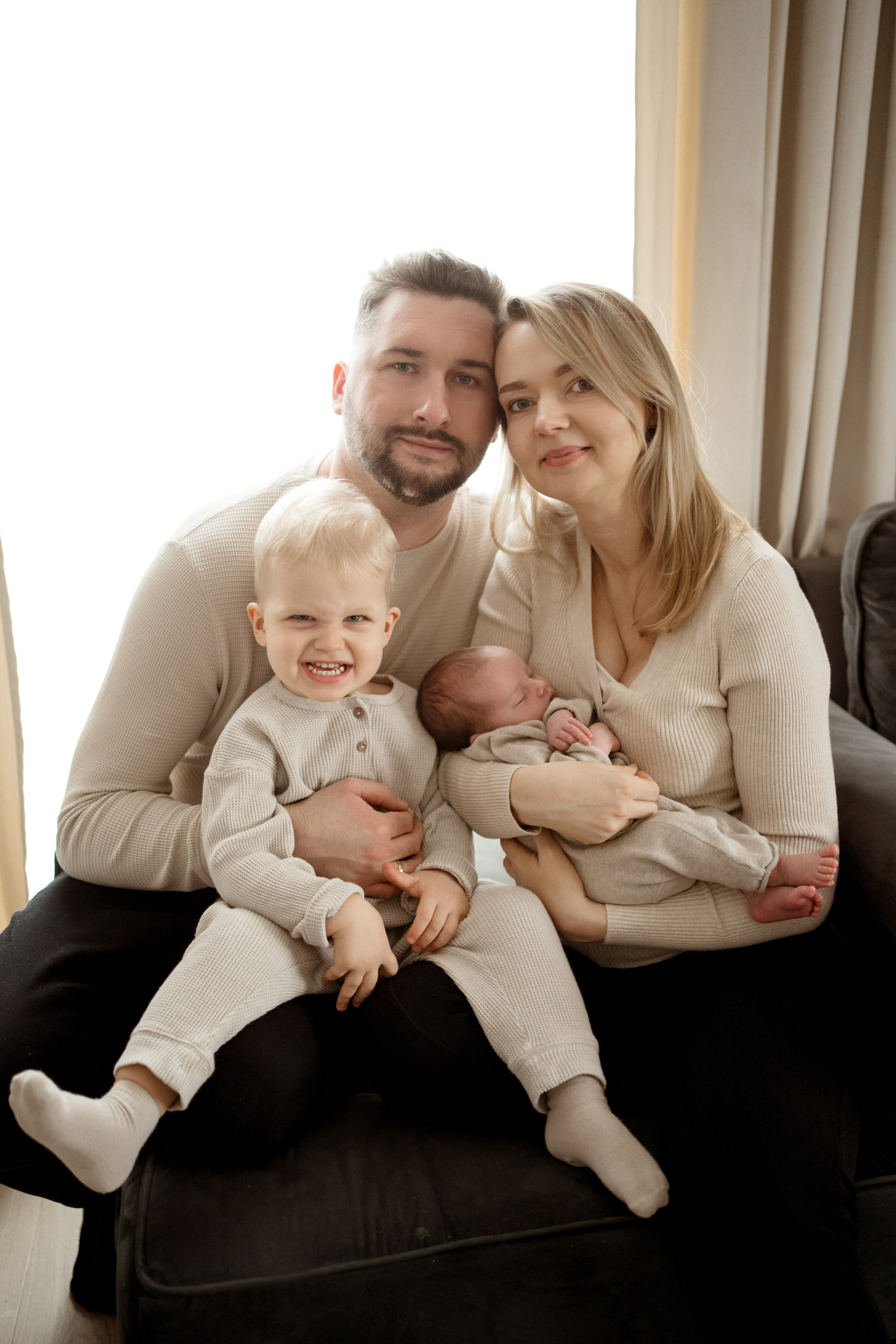 Sesja noworodkowa w domu. Fotograf Łódź - sesja ciążowa, noworodkowa, dziecięca. Studio w Łodzi