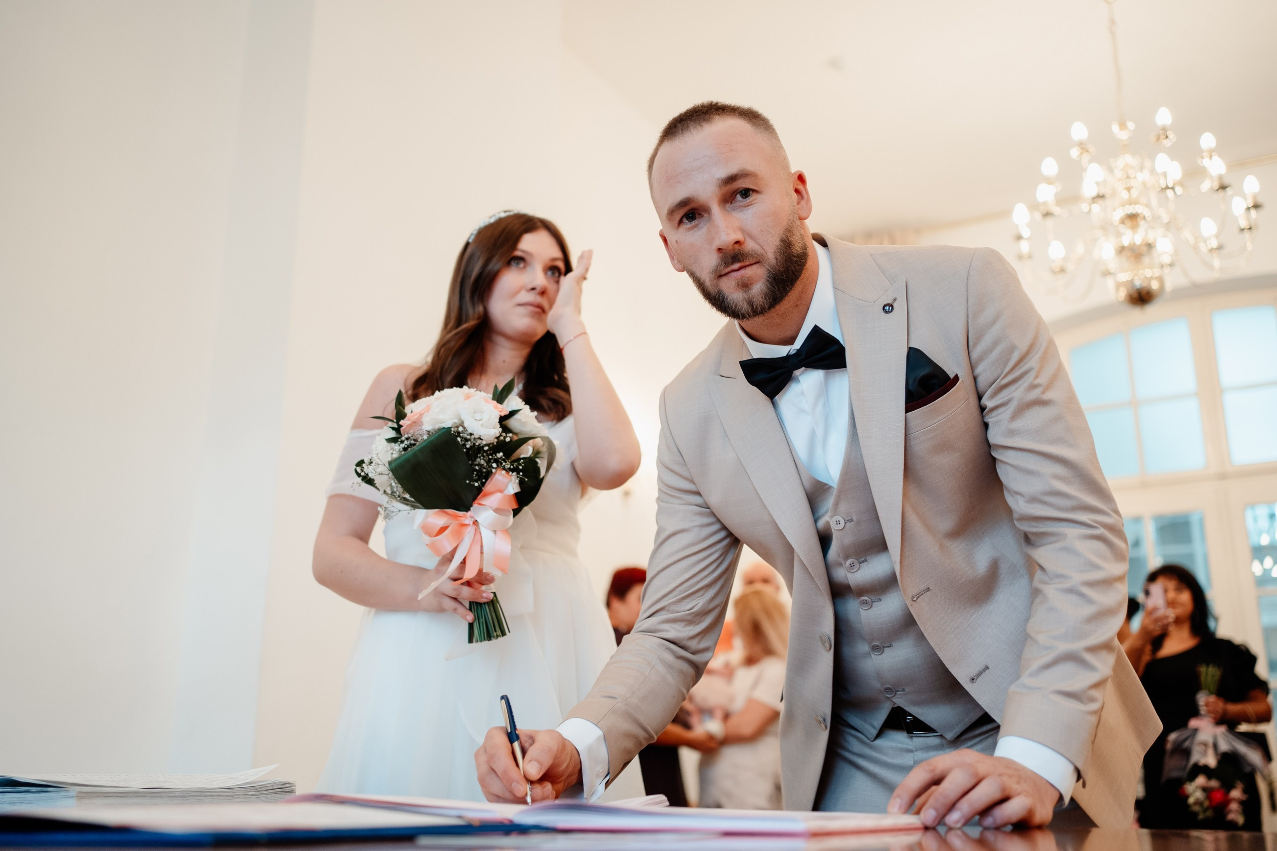 Miri fericiți în fața oficiului stării civile din Bucuresti, Sector 1, celebrând începutul unei noi vieți împreună. Fotografie de cununie civilă, capturând naturalețea și bucuria momentului special.