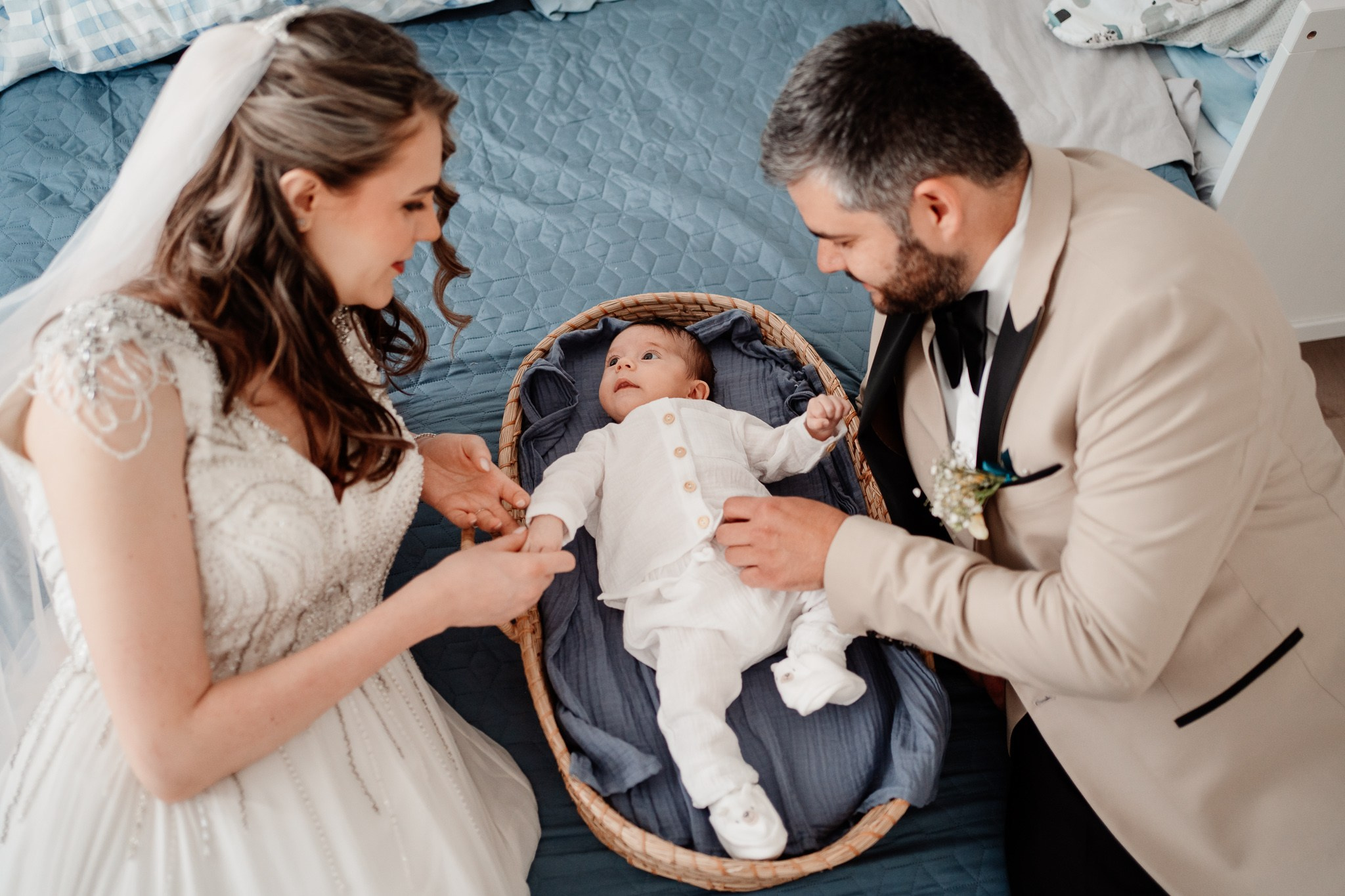 Moment emoționant între miri în ziua nunții, surprins într-un cadru natural și romantic, la Grădina Lahovari. Fotografie de nuntă profesională, editată artistic pentru a evidenția emoția și eleganța evenimentului.