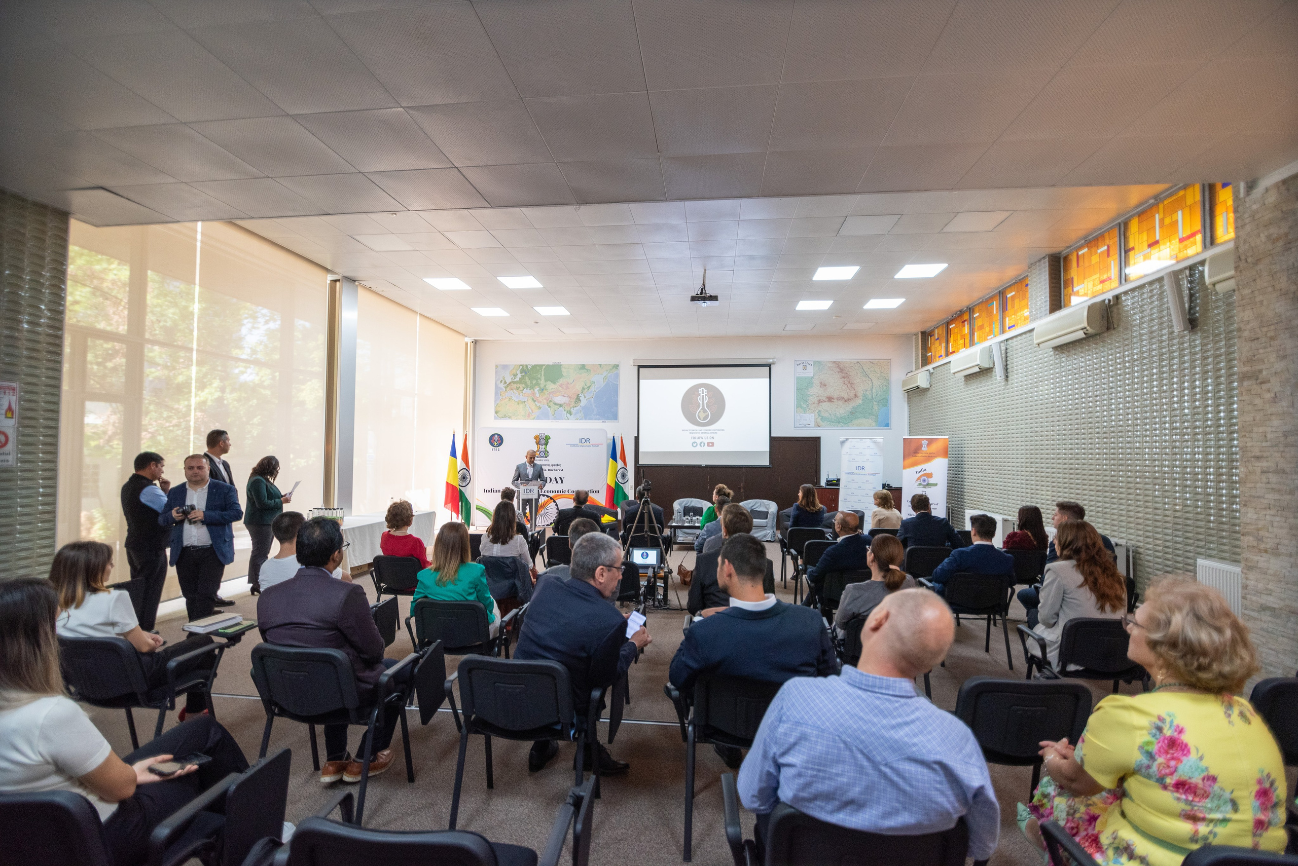 Corporate photographer, business photo session, corporate photographer price, Professional Services for Business Events, Business portraits, photos for events organized by companies, product photography, Bucharest business photos, Bucharest professional photos, Professional portrait photos, embassy events, product launch , fashion photography, fashion photography, workshops