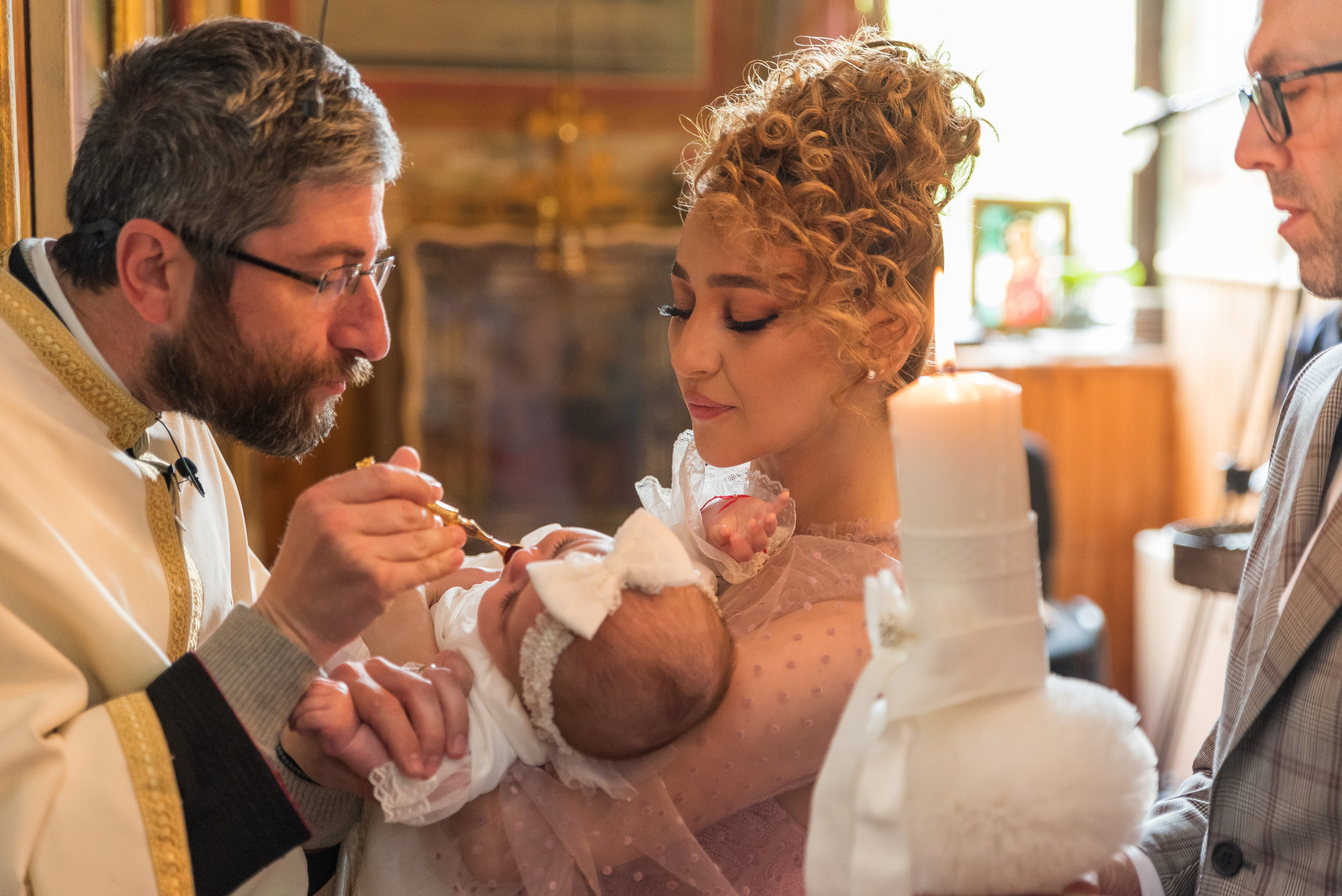 Fotograf botez, sedinta foto acasa, fotografii cu bebe, fotograf profesionist botez Bucuresti, sedinta foto de familie, sedinta foto cu bebe, fotografii la botez acasa, fotografii pregatiri bebe, botezul bebelusului, obiceiuri la botez, fotograf pentru botez, oferta foto botez, fotograf profesionist Bucuresti, 