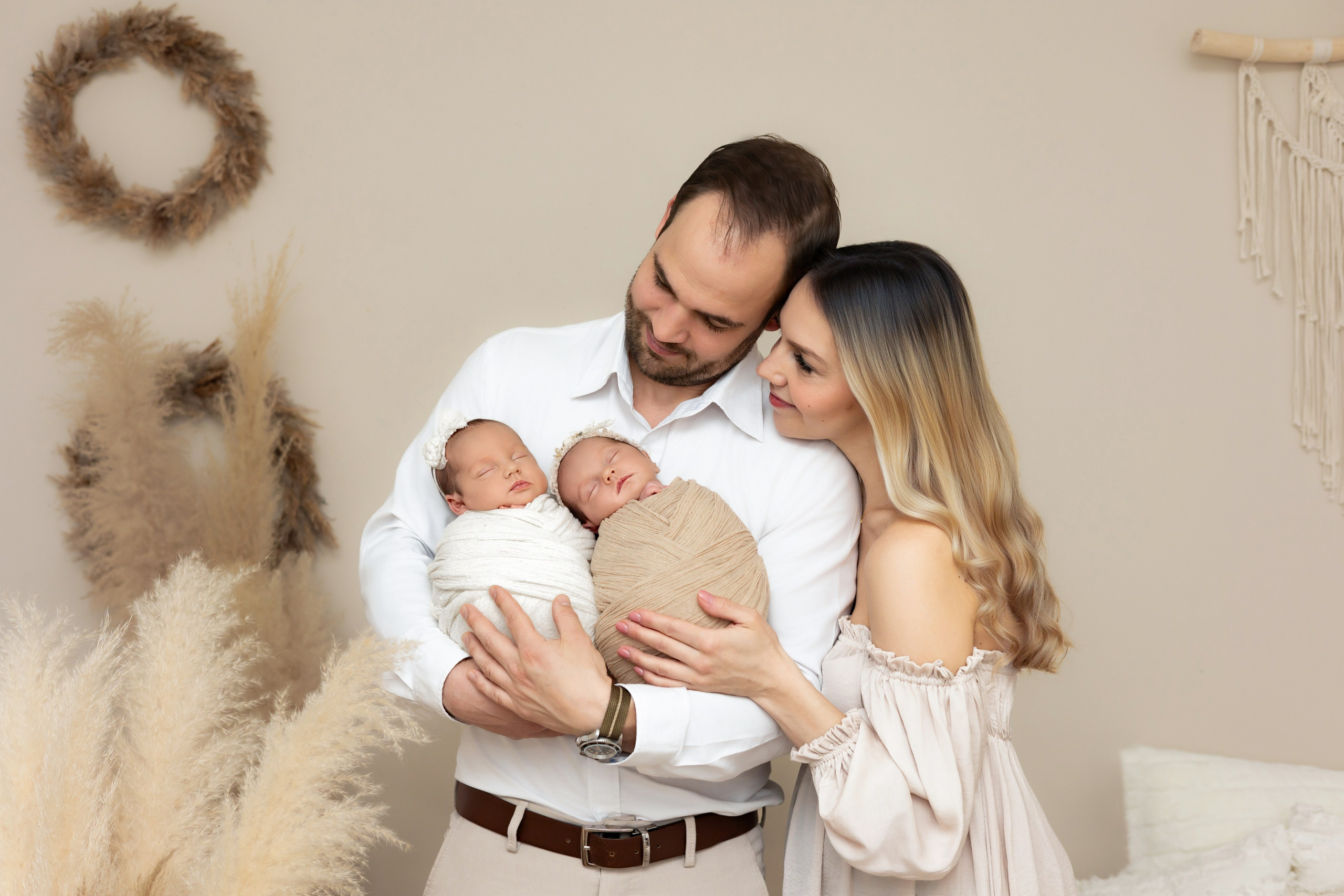 Zwillingsfotoshooting in Schwerte – liebevolle Posen mit Eltern im Fotostudio Hagen
