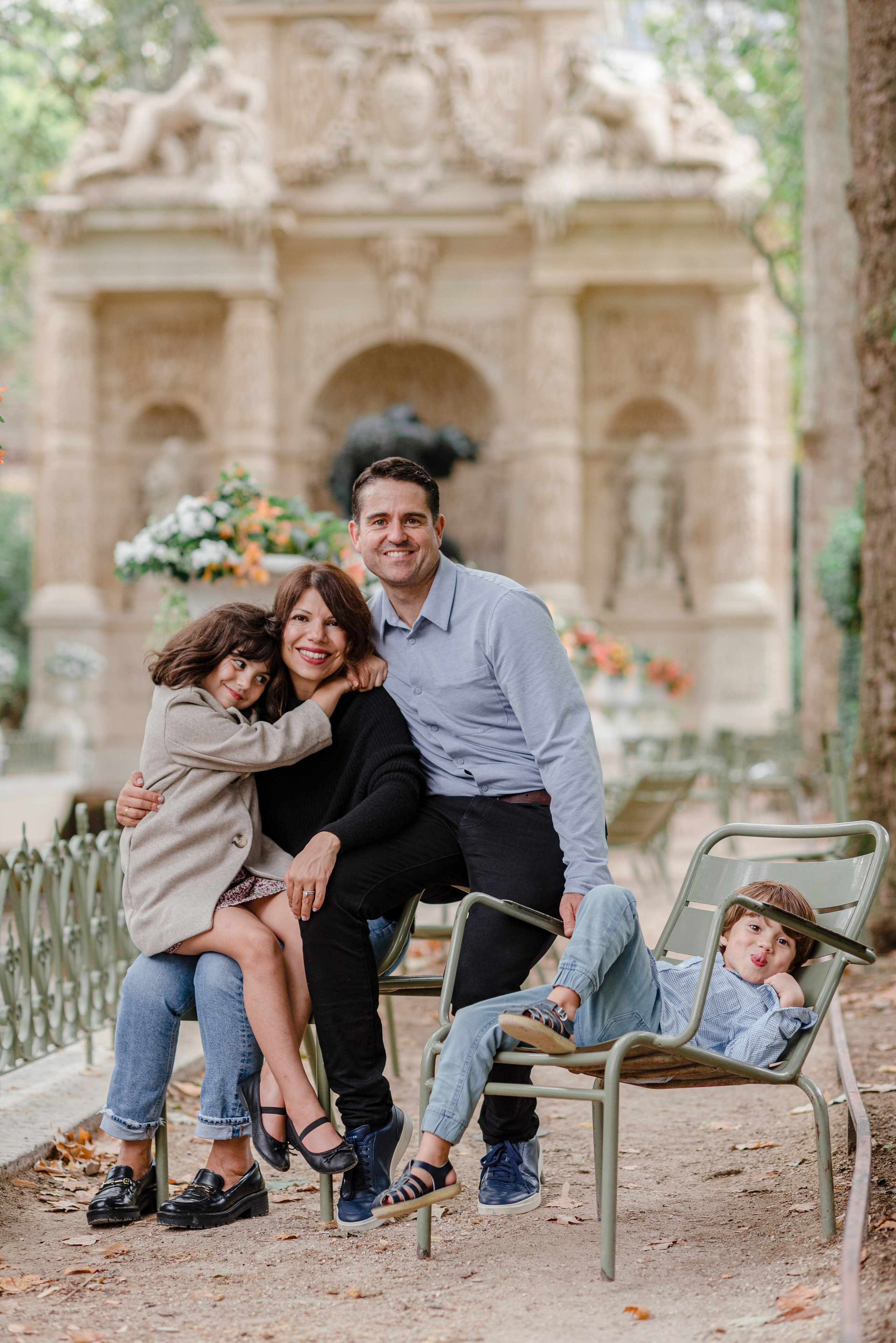 Family session in Luxembourg Gardens. Ksenia Marchand/ Lifestyle photographer in Paris