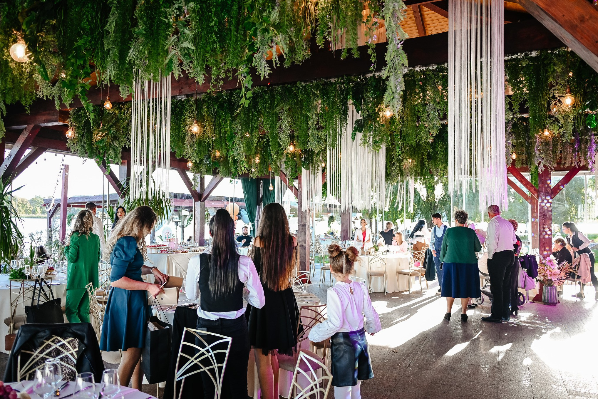 Invitați dansând la petrecerea de botez – fotografie Ana Maria Drăgan. Botez Complex Phoenix Cernica