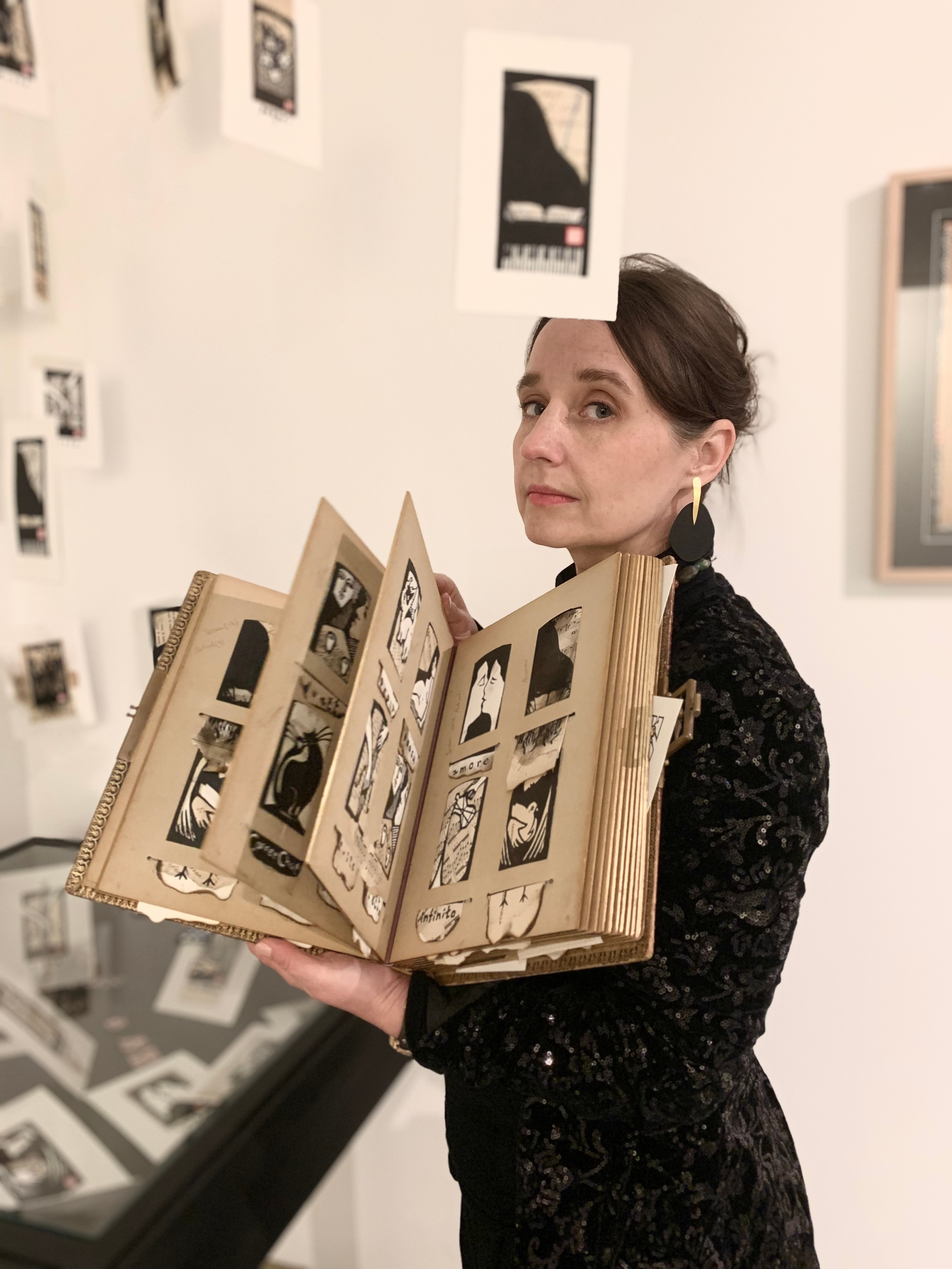 Nadia Kuprina con il suo libro d’artista