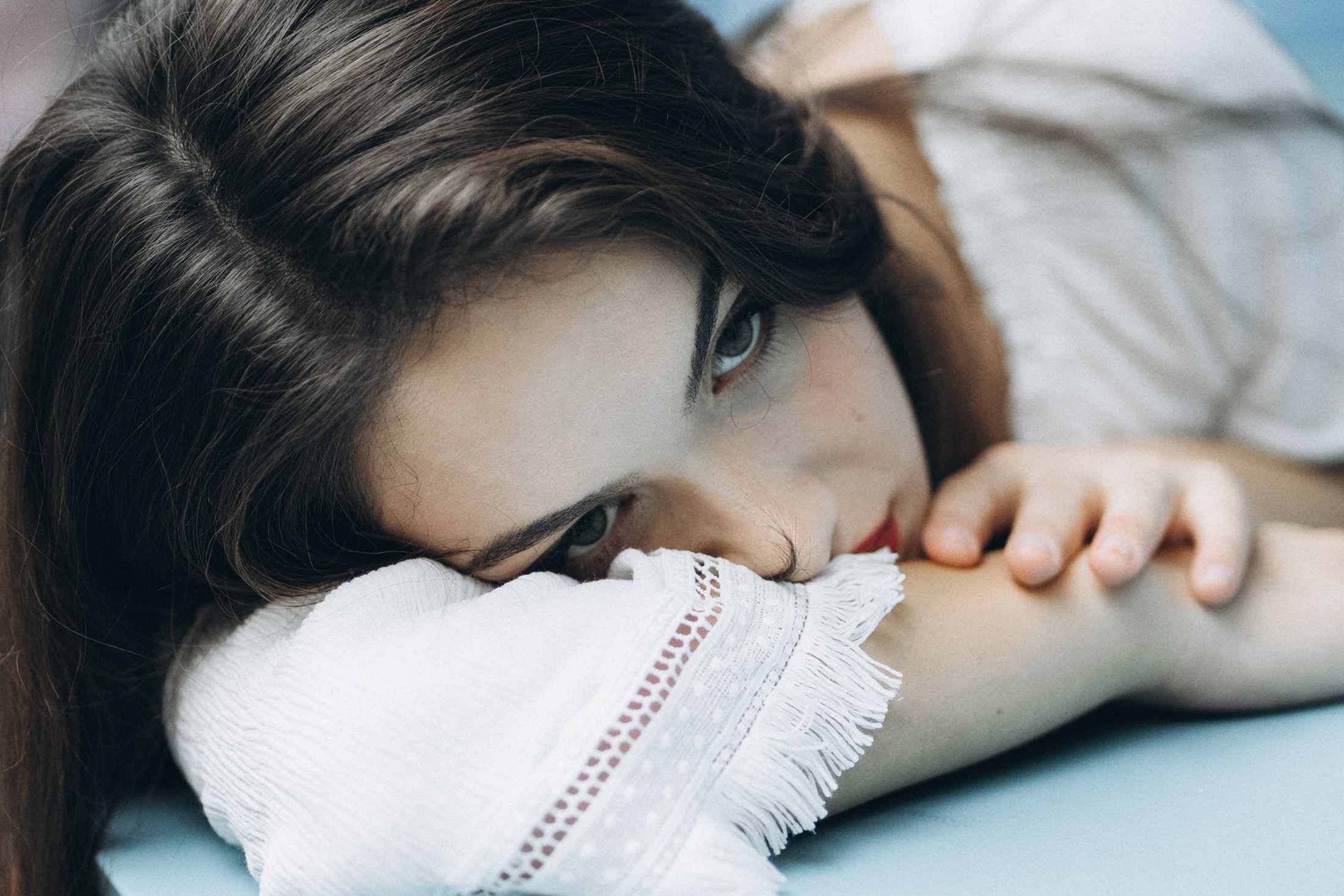 Frau liegt entspannt auf dem Tisch – kreative Portraitserie Dresden