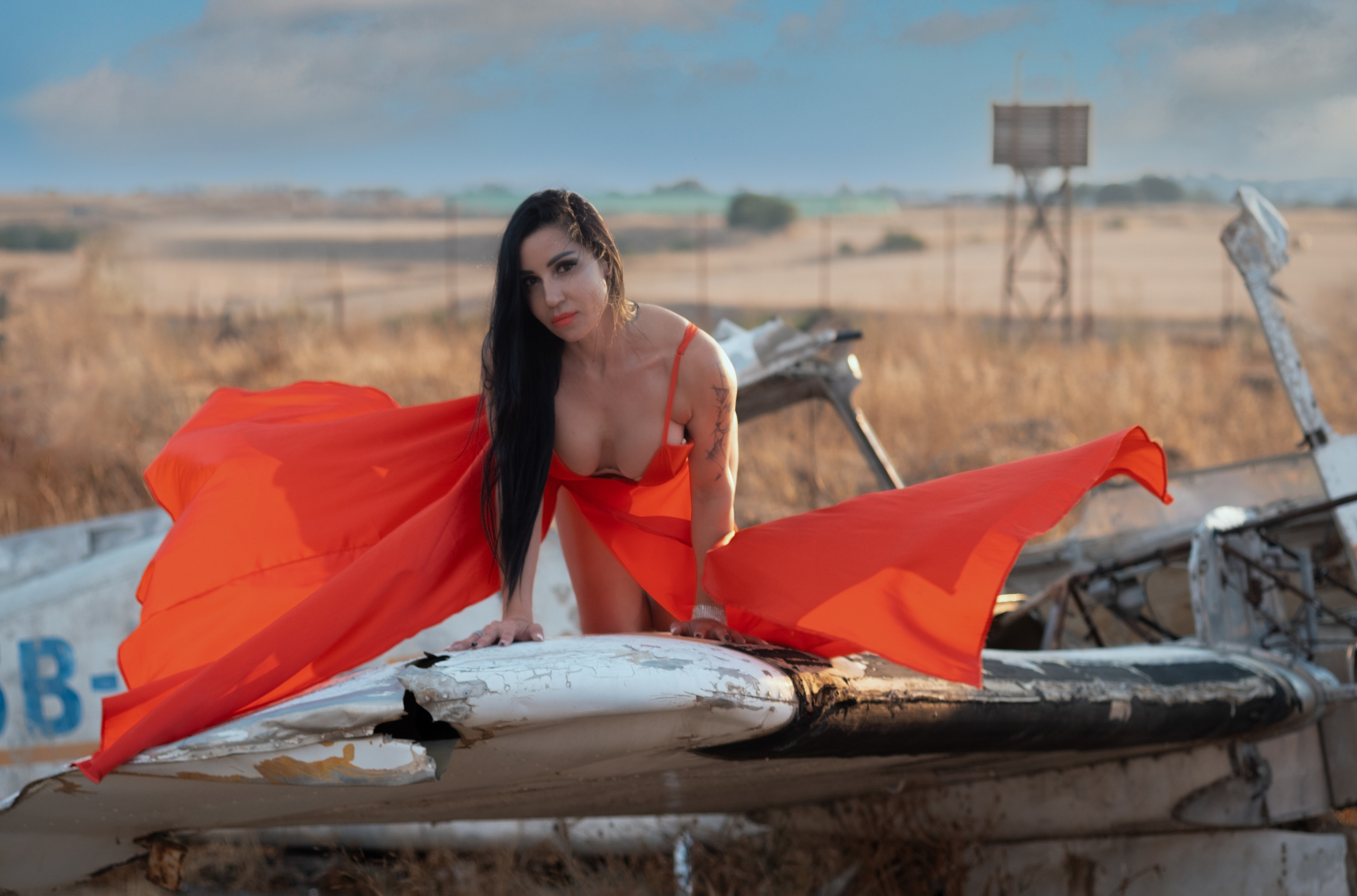 Girls and wreck plane. Photographer in Cyprus Lena Kirilishina