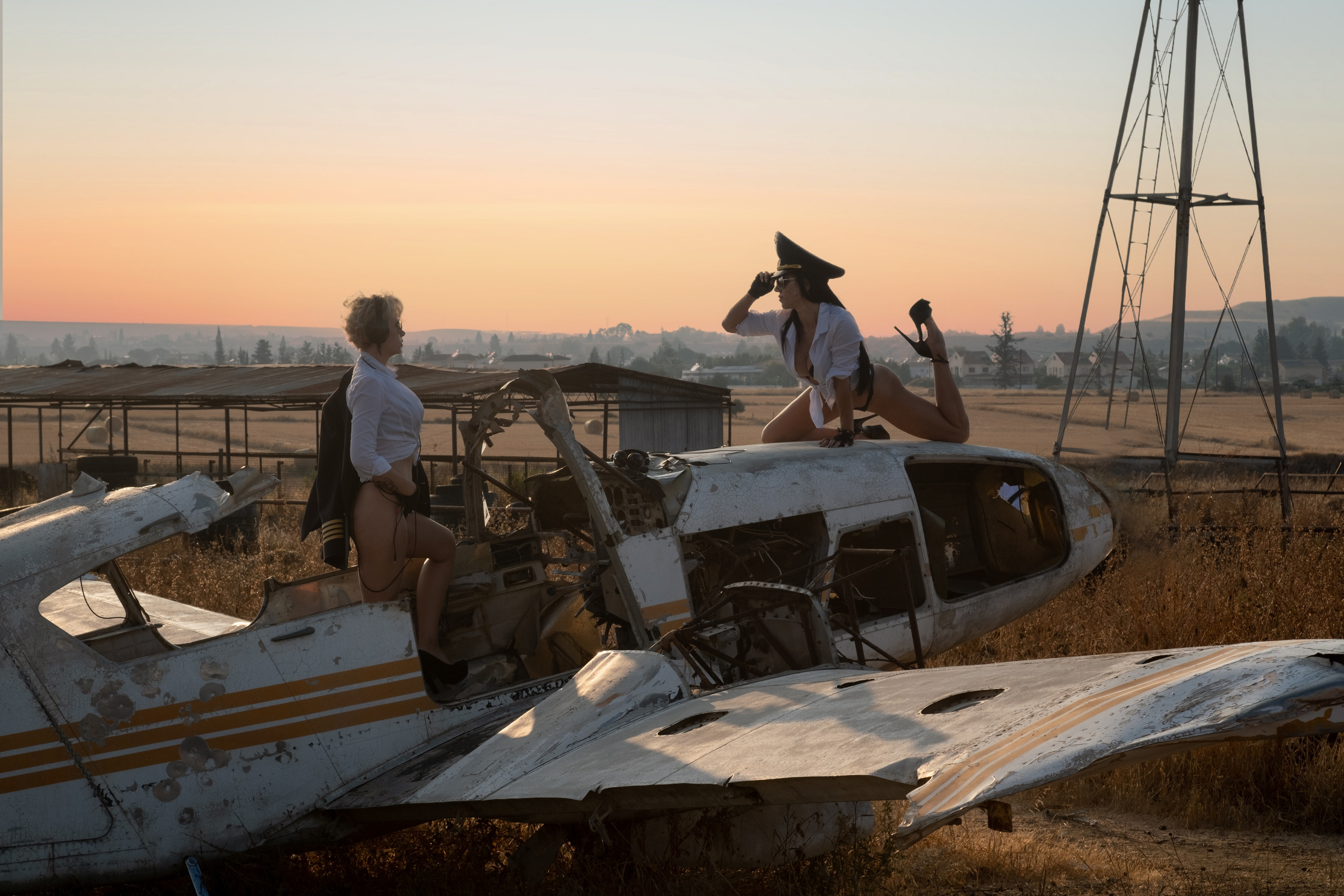 Girls and wreck plane. Photographer in Cyprus Lena Kirilishina