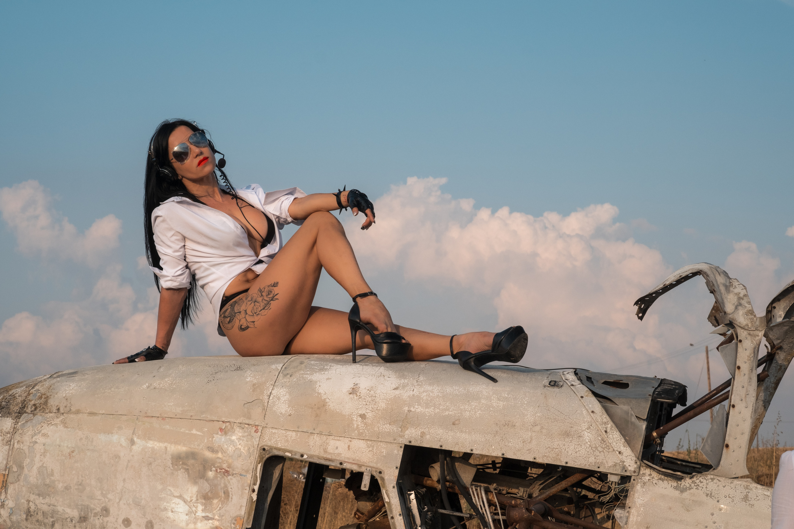 Girls and wreck plane. Photographer in Cyprus Lena Kirilishina